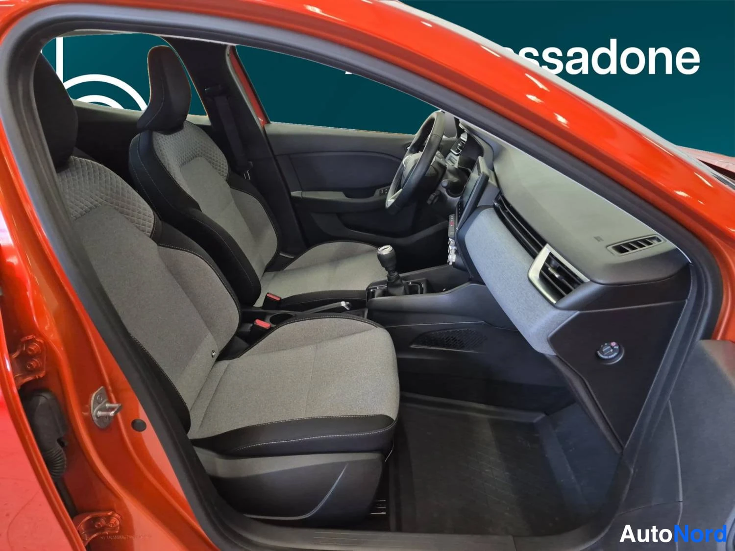 Punainen Renault Clio 2025, etuistuimet, kuva 13