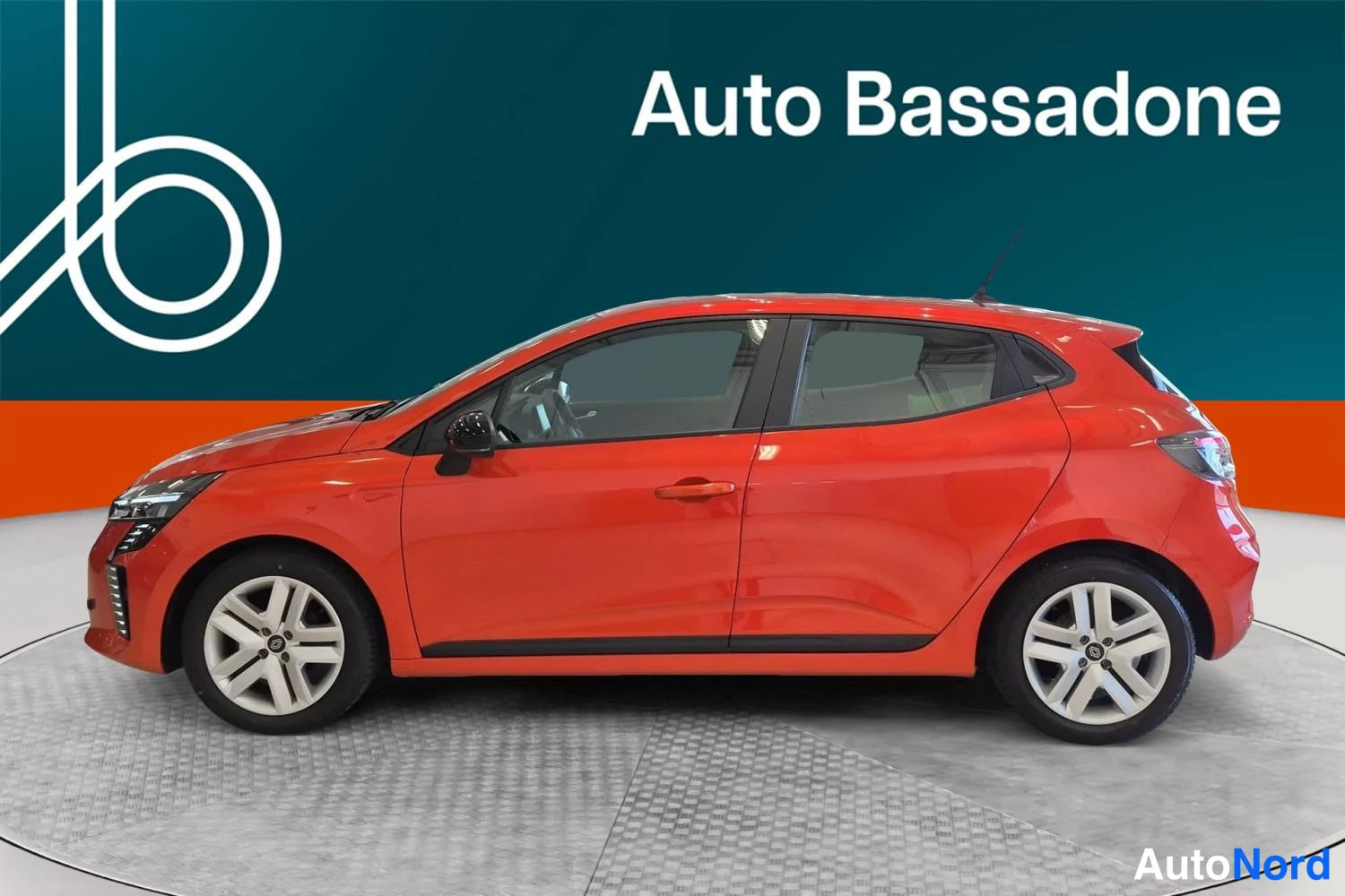 Punainen Renault Clio 2025, etuviisto, keula vasemmalle, kuva 2