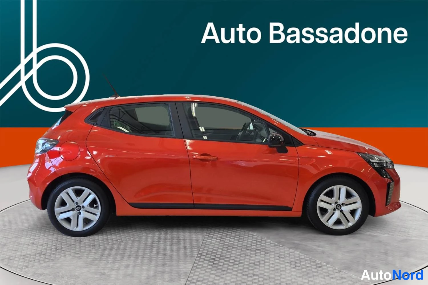 Punainen Renault Clio 2025, etuviisto, keula oikealle, kuva 3