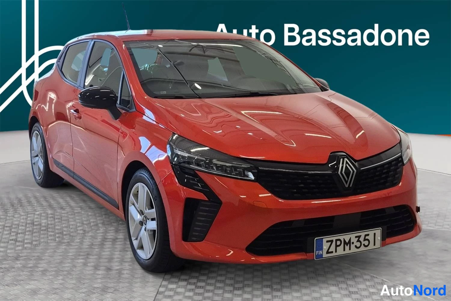 Punainen Renault Clio 2025, etuviisto, keula oikealle, kuva 4