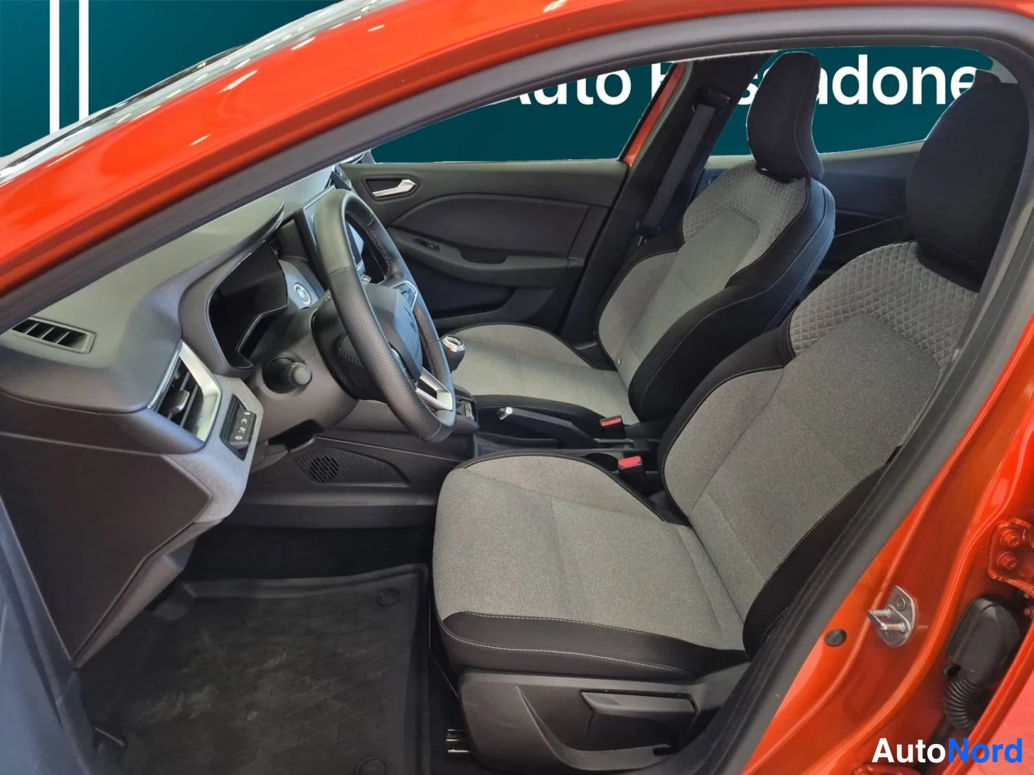 Punainen Renault Clio 2025, ohjaamo, kuva 9
