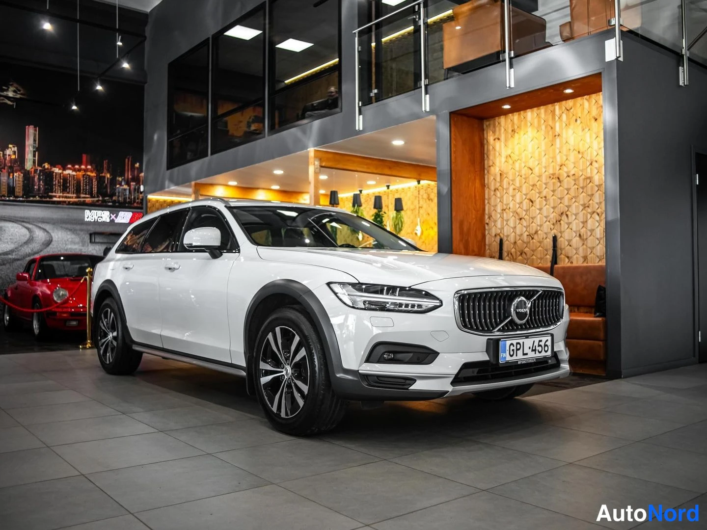 Valkoinen Volvo V90 Cross Country 2021, etuviisto, keula oikealle, kuva 2