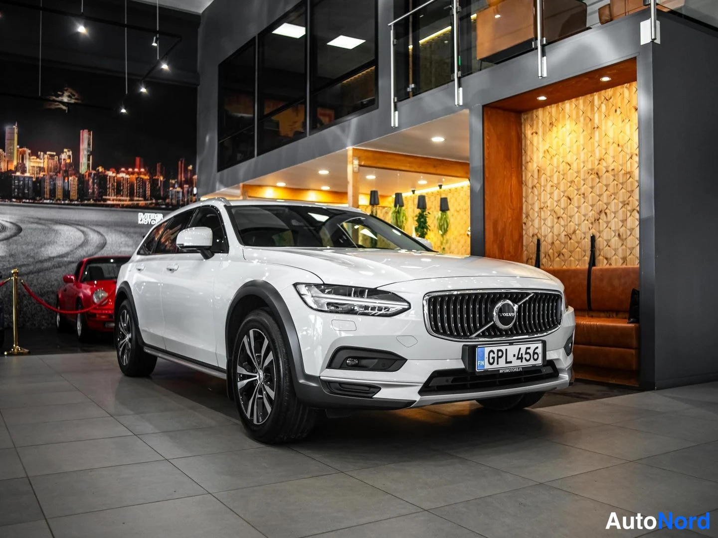 Valkoinen Volvo V90 Cross Country 2021, etuviisto, keula oikealle, kuva 3