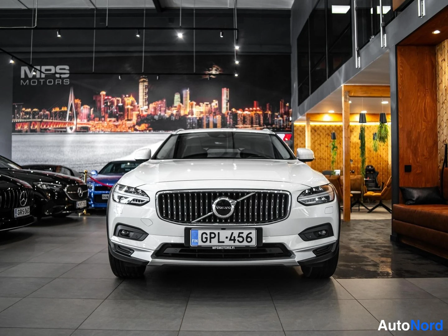Valkoinen Volvo V90 Cross Country 2021, edestä, kuva 5