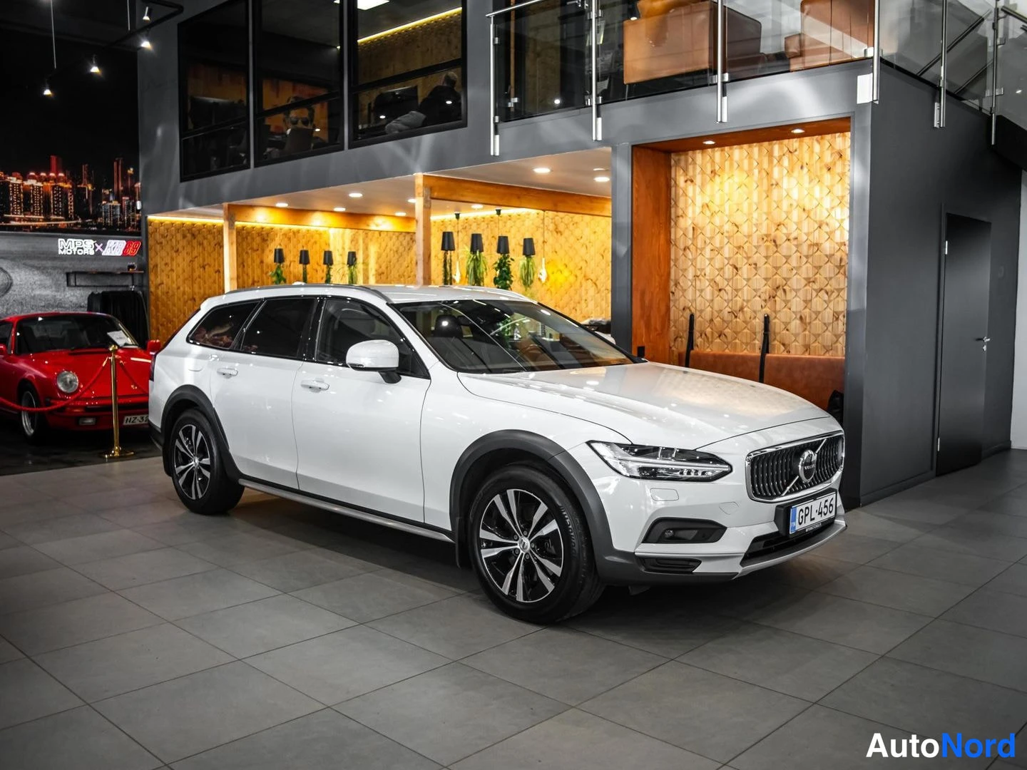 Valkoinen Volvo V90 Cross Country 2021, etuviisto, keula oikealle, kuva 4