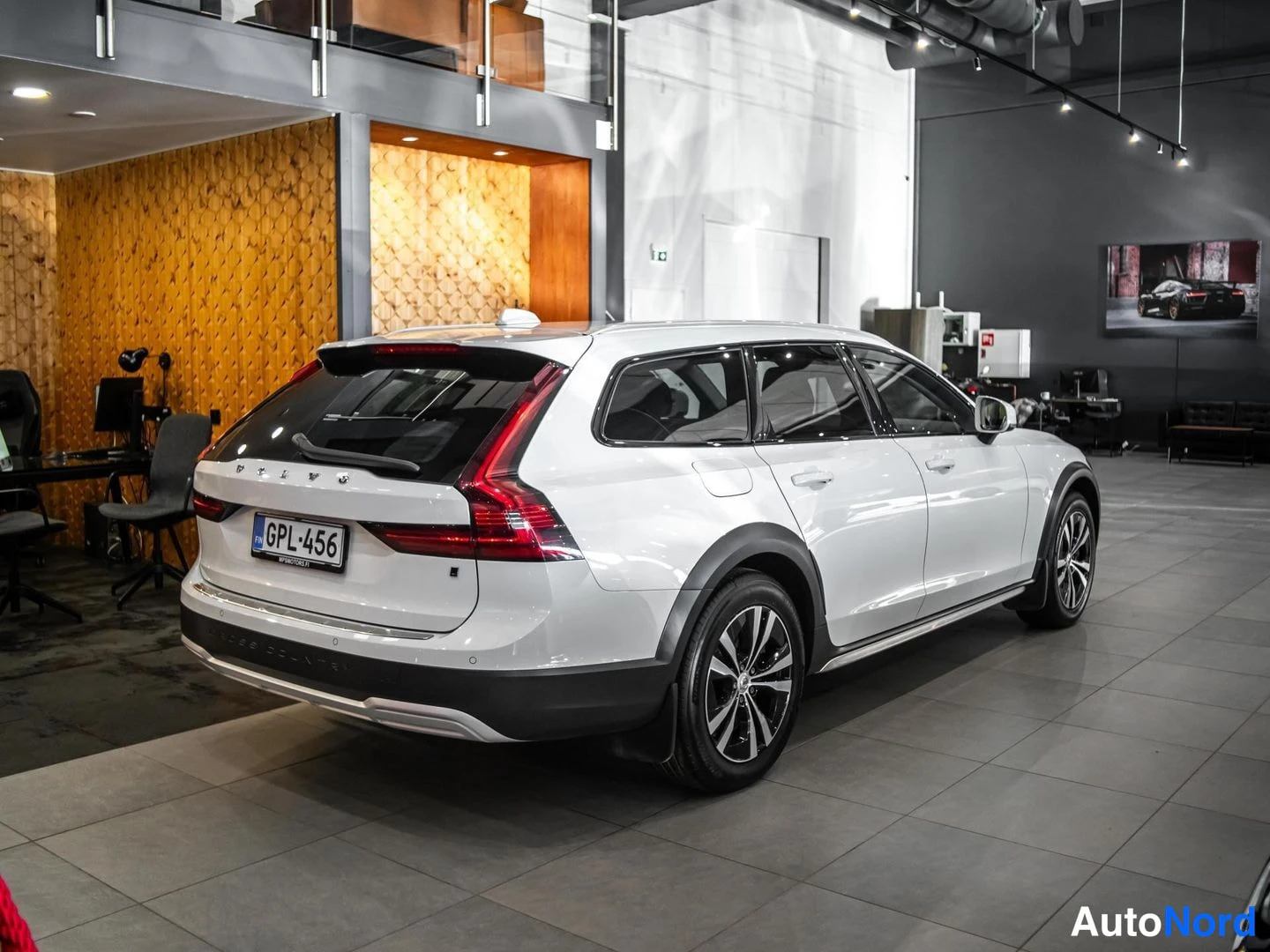 Valkoinen Volvo V90 Cross Country 2021, takaviisto, kuva 6