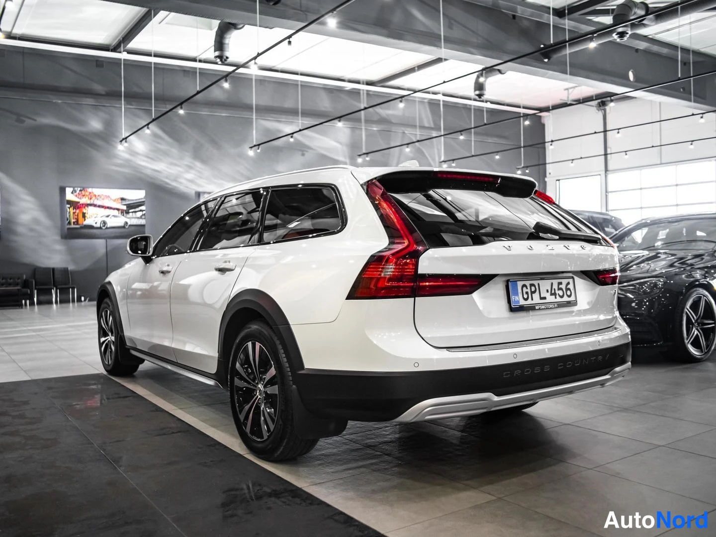 Valkoinen Volvo V90 Cross Country 2021, takaviisto, kuva 7