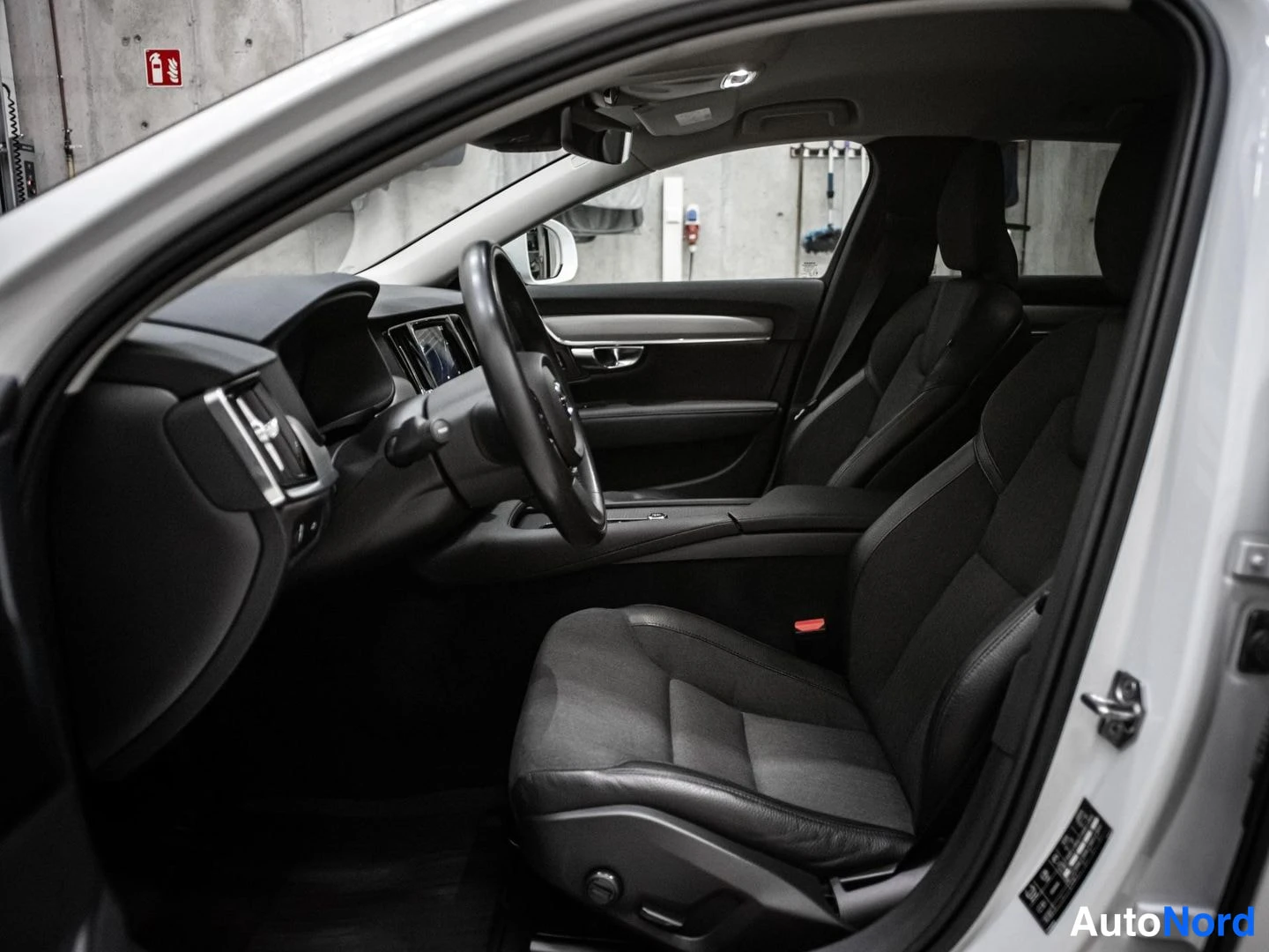 Valkoinen Volvo V90 Cross Country 2021, ohjaamo, kuva 8