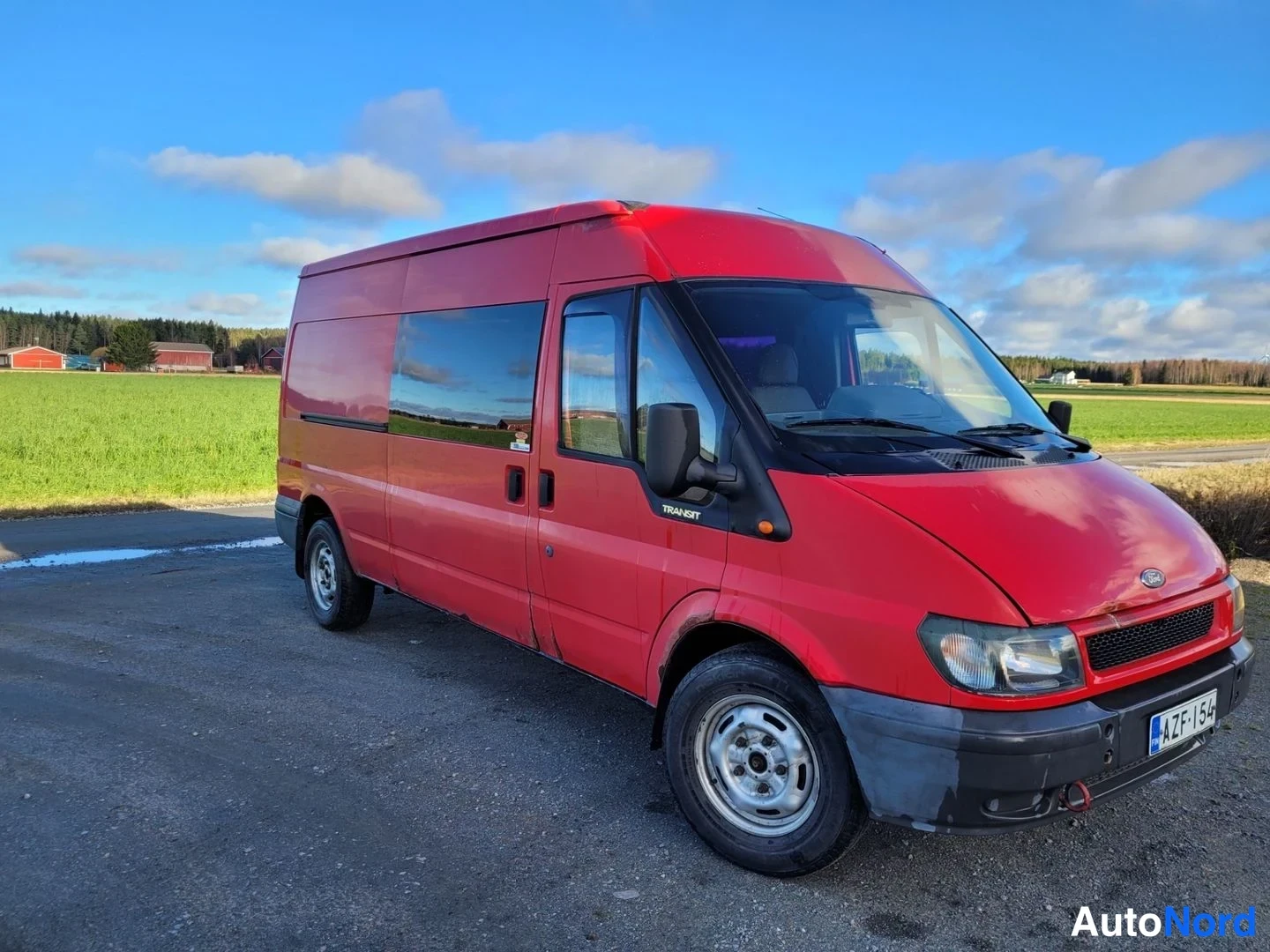 Punainen Ford Transit 2002, etuviisto, keula oikealle, kuva 2