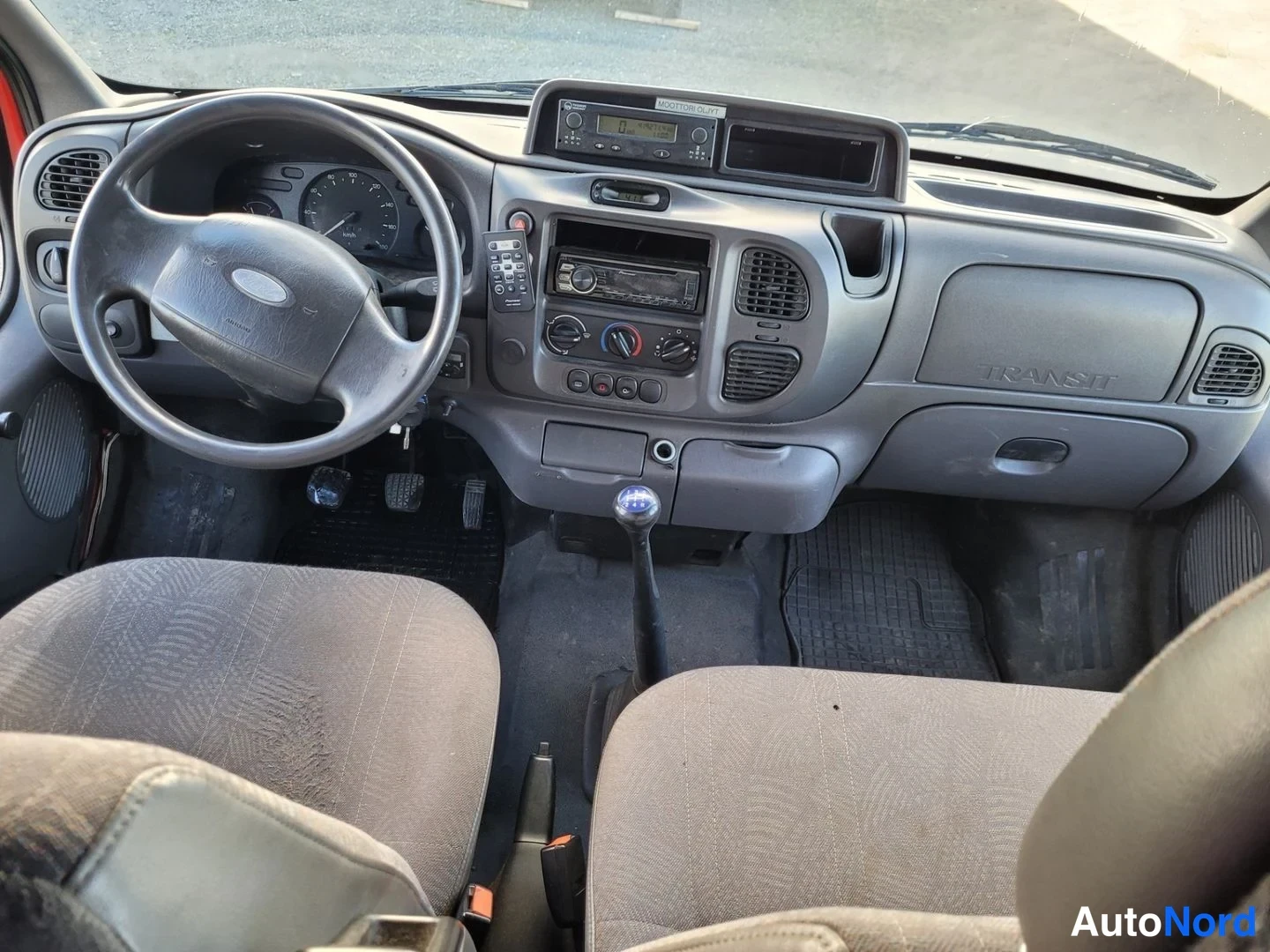 Punainen Ford Transit 2002, ohjaamo, kuva 5