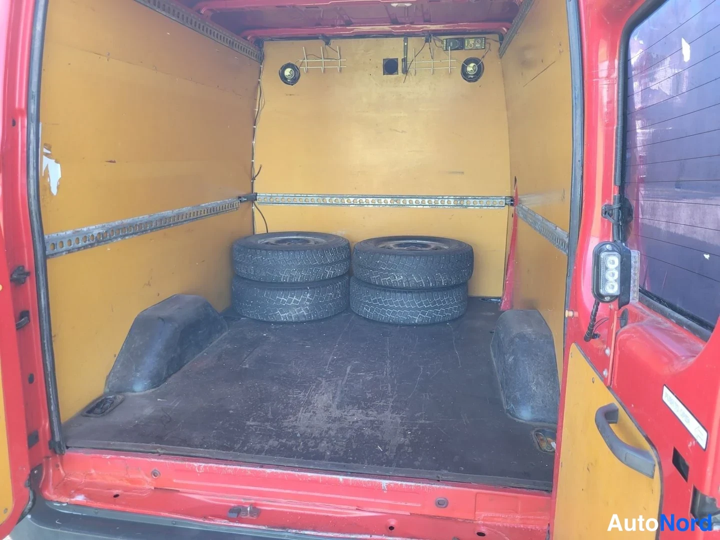 Punainen Ford Transit 2002, tavaratila, kuva 6