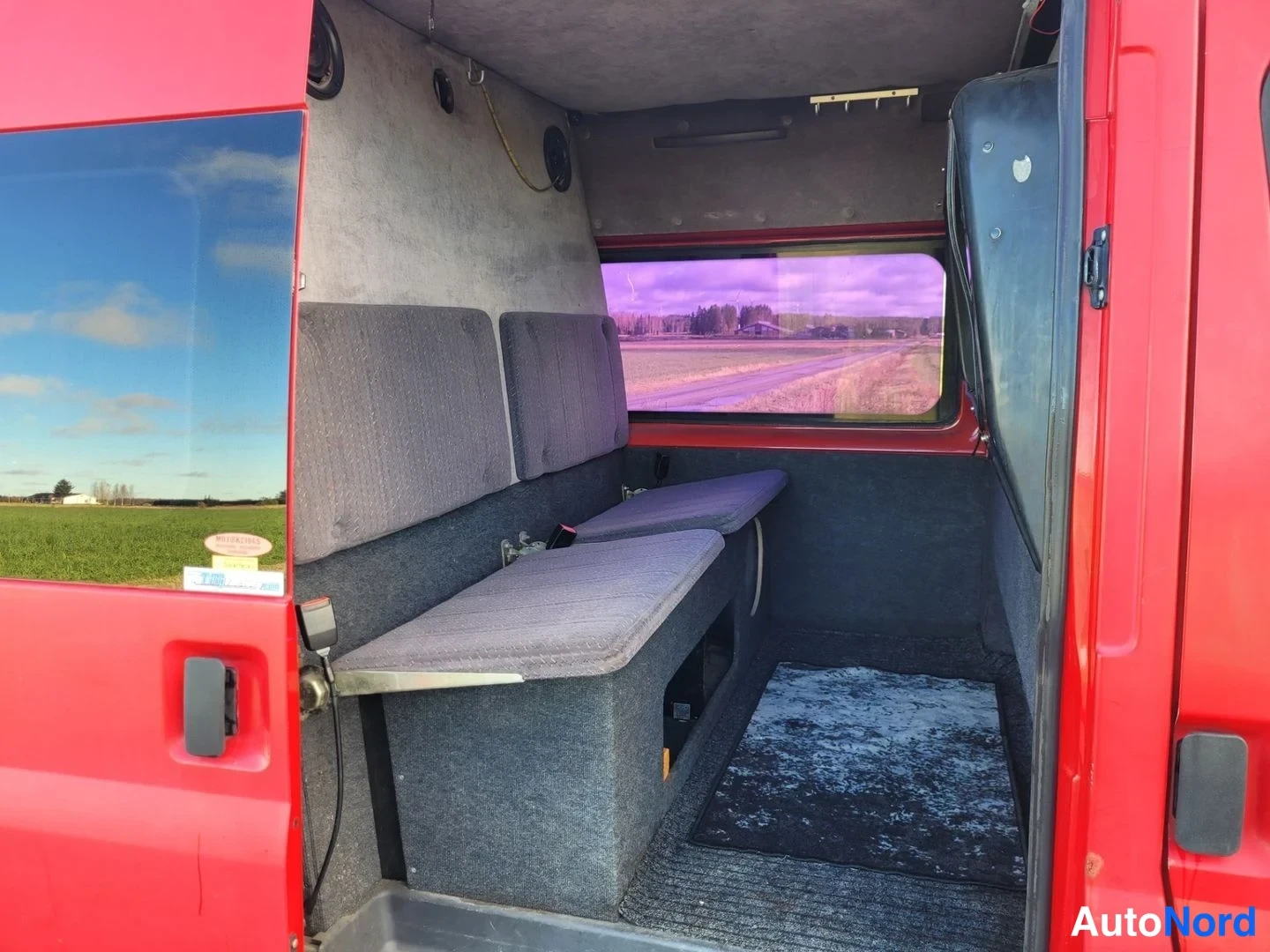 Punainen Ford Transit 2002, tavaratila, kuva 7