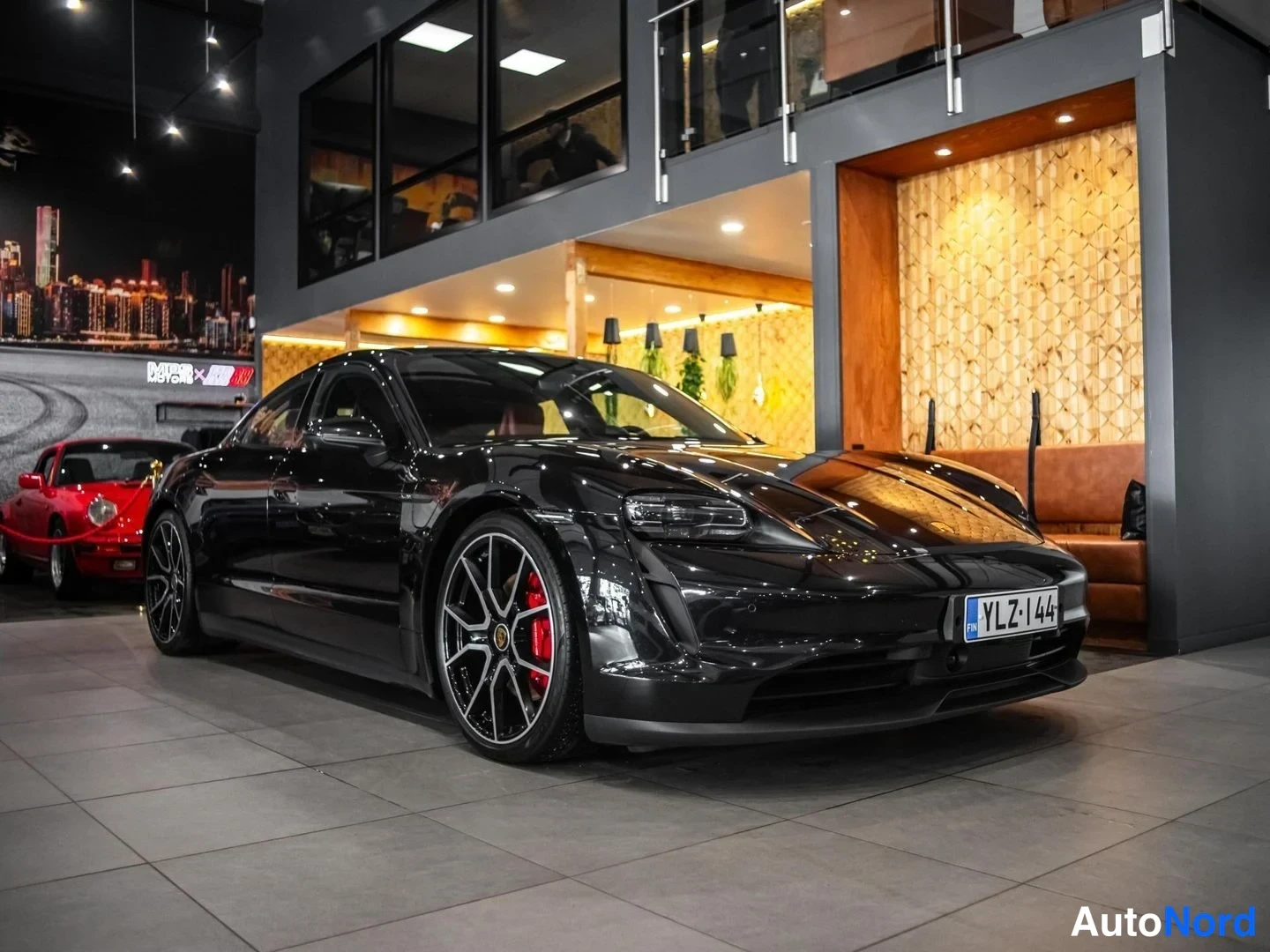 Musta Porsche Taycan 4S 2023, etuviisto, keula oikealle, kuva 2