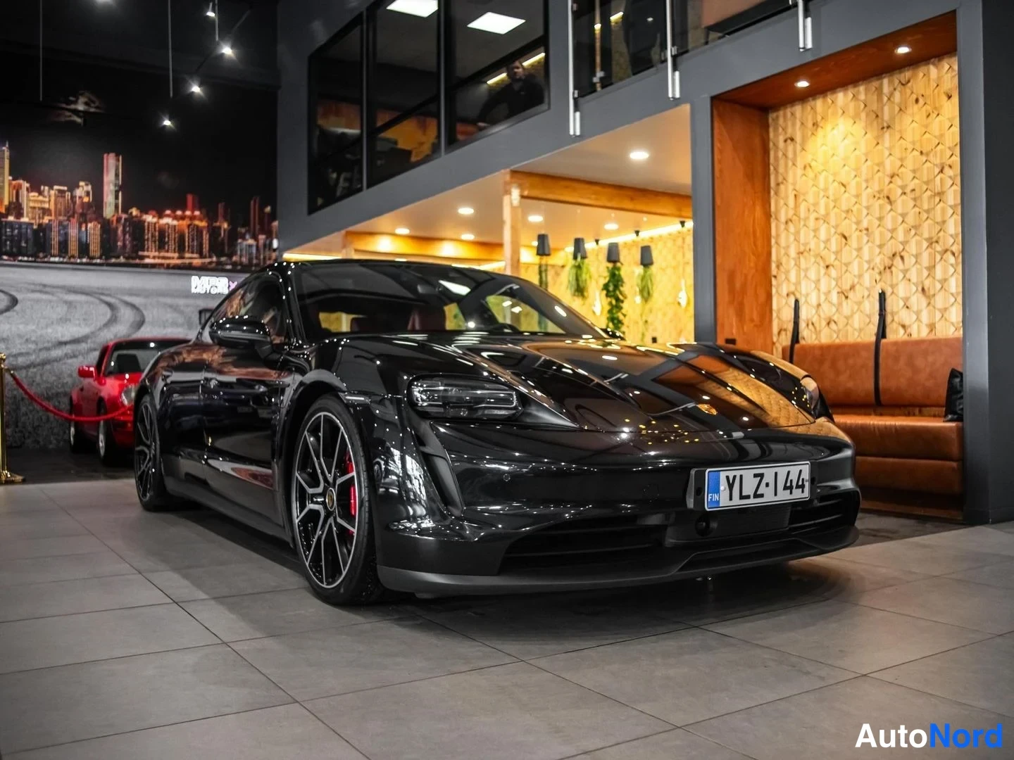 Musta Porsche Taycan 4S 2023, etuviisto, keula oikealle, kuva 3