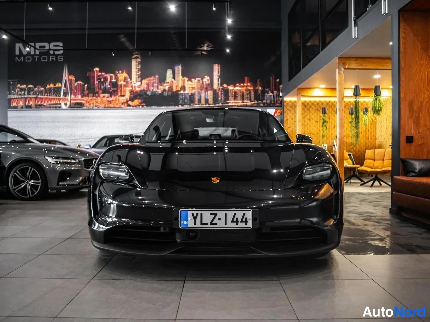 Musta Porsche Taycan 4S 2023, edestä, kuva 5
