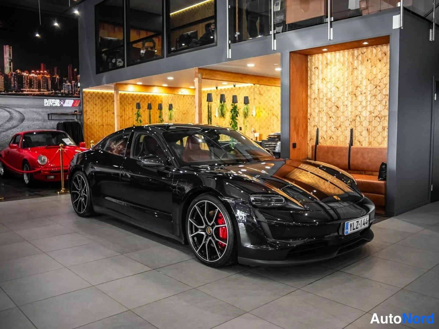 Musta Porsche Taycan 4S 2023, etuviisto, keula oikealle, kuva 4