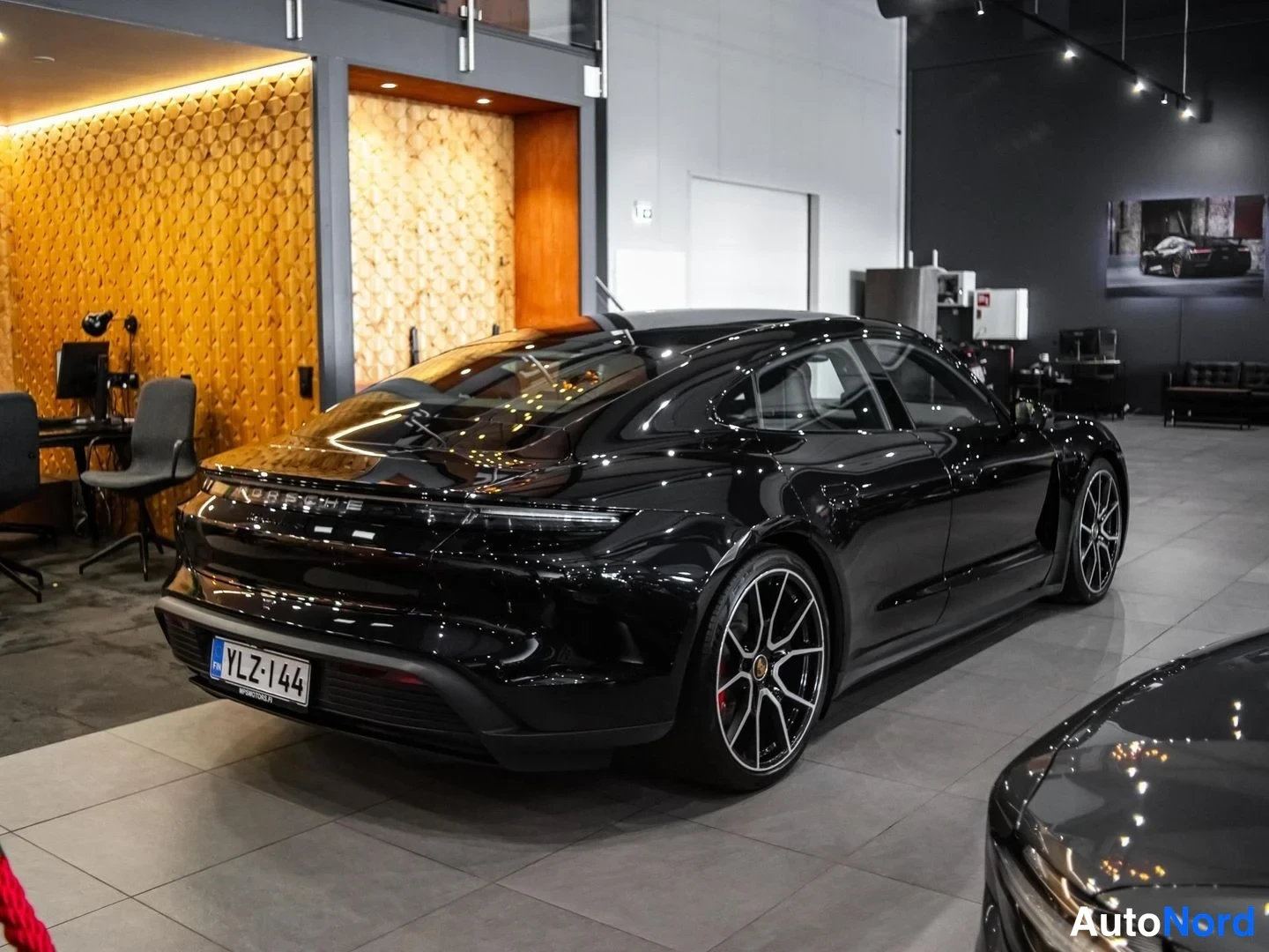 Musta Porsche Taycan 4S 2023, takaviisto, kuva 6