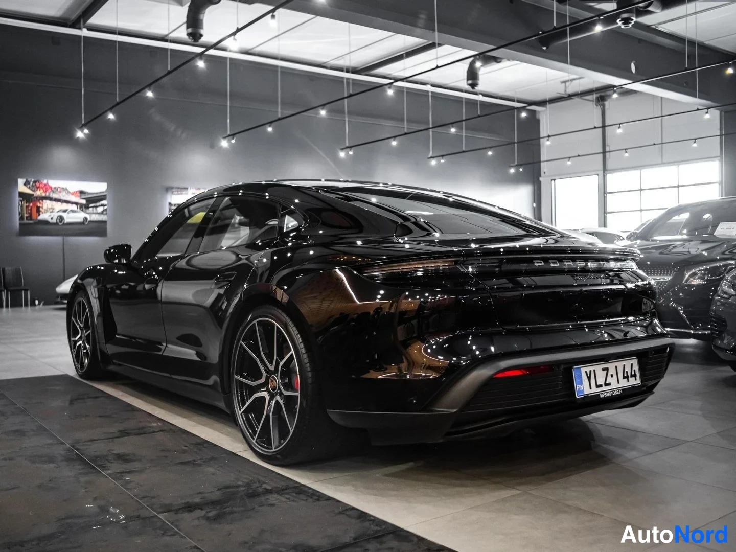 Musta Porsche Taycan 4S 2023, takaviisto, kuva 7