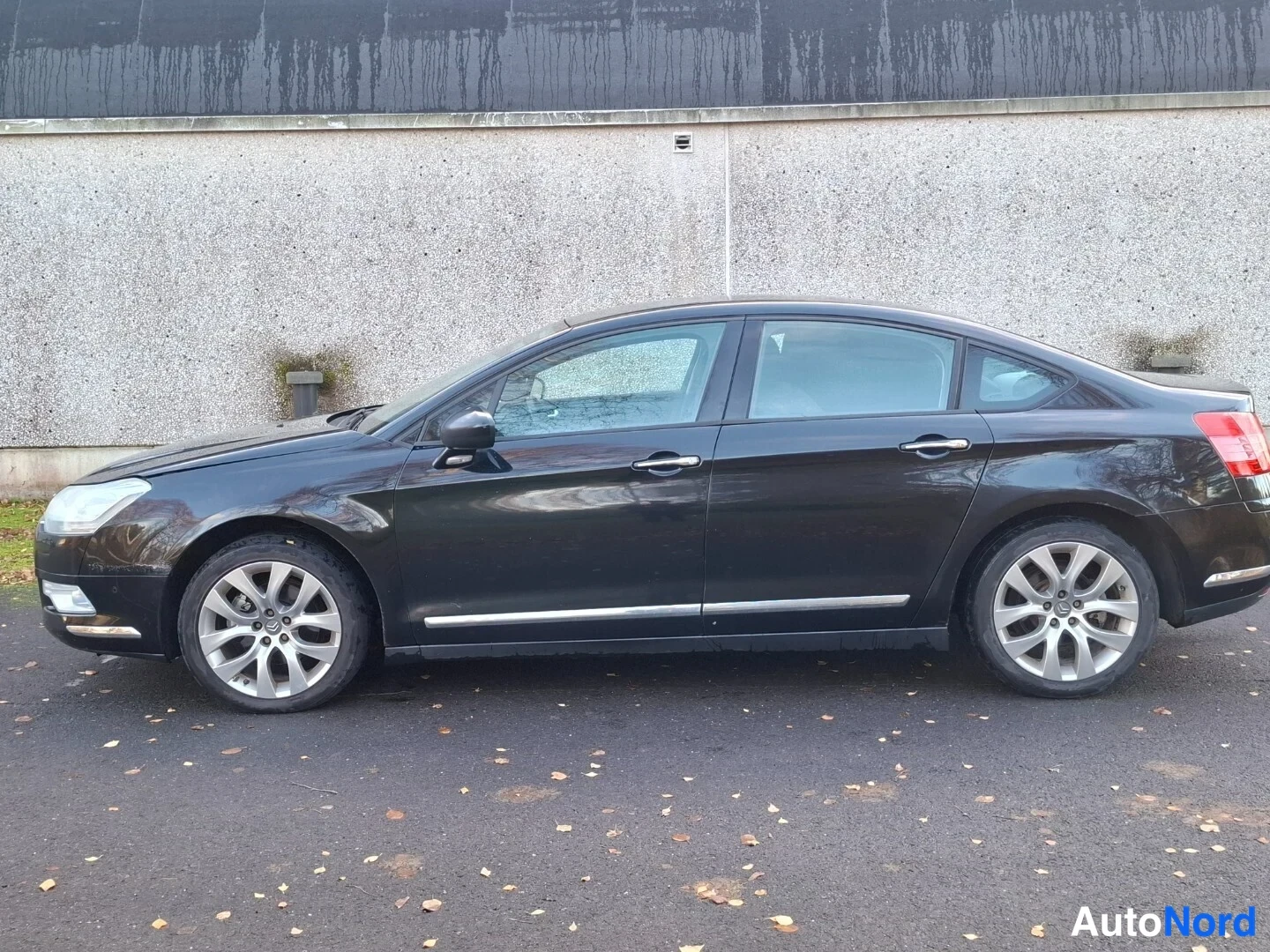 Musta Citroen C5 2009, etuviisto, keula vasemmalle, kuva 2