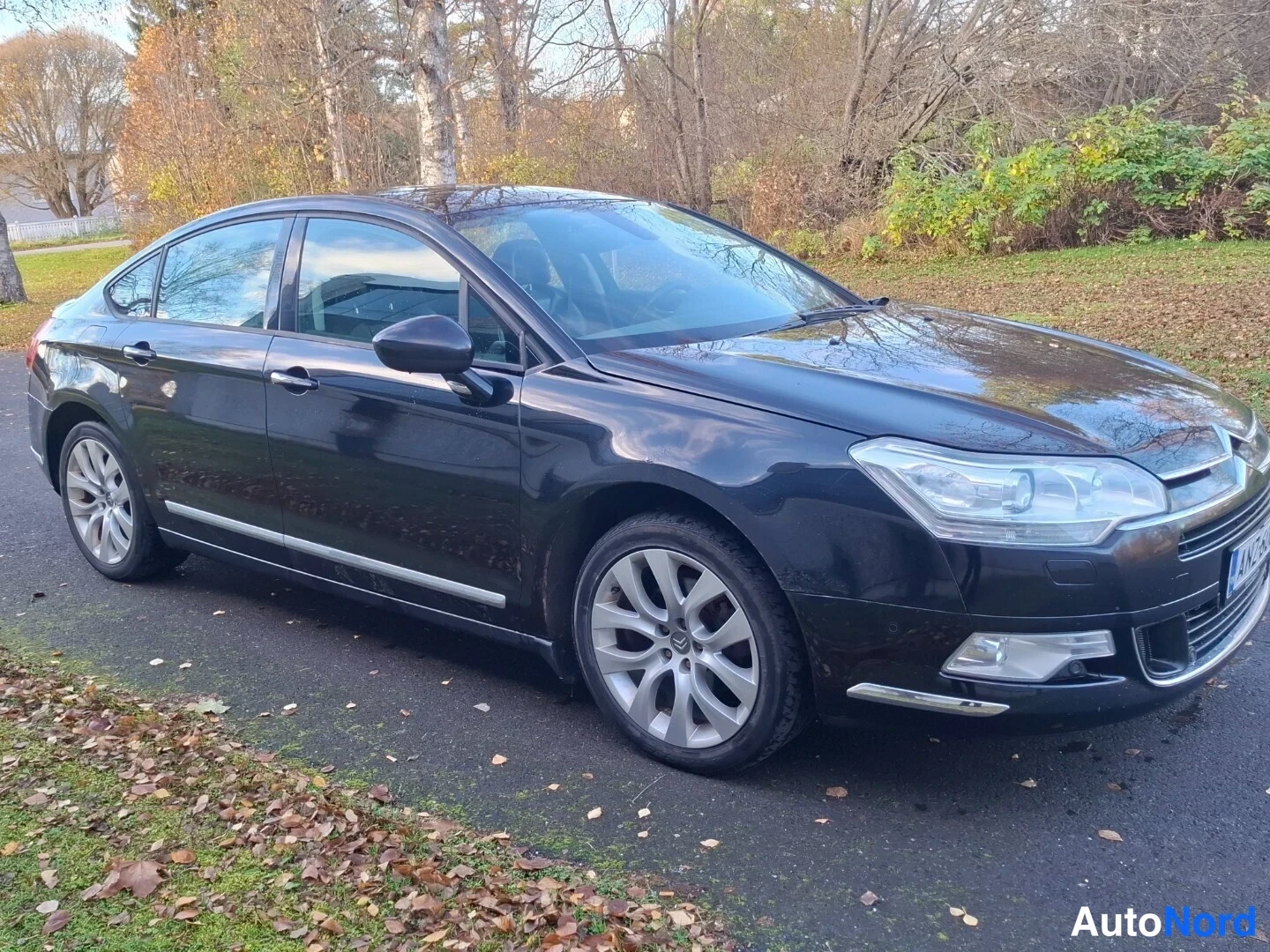 Musta Citroen C5 2009, etuviisto, keula oikealle, kuva 3