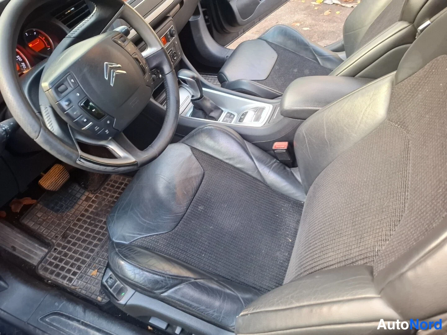 Musta Citroen C5 2009, ohjaamo, kuva 8