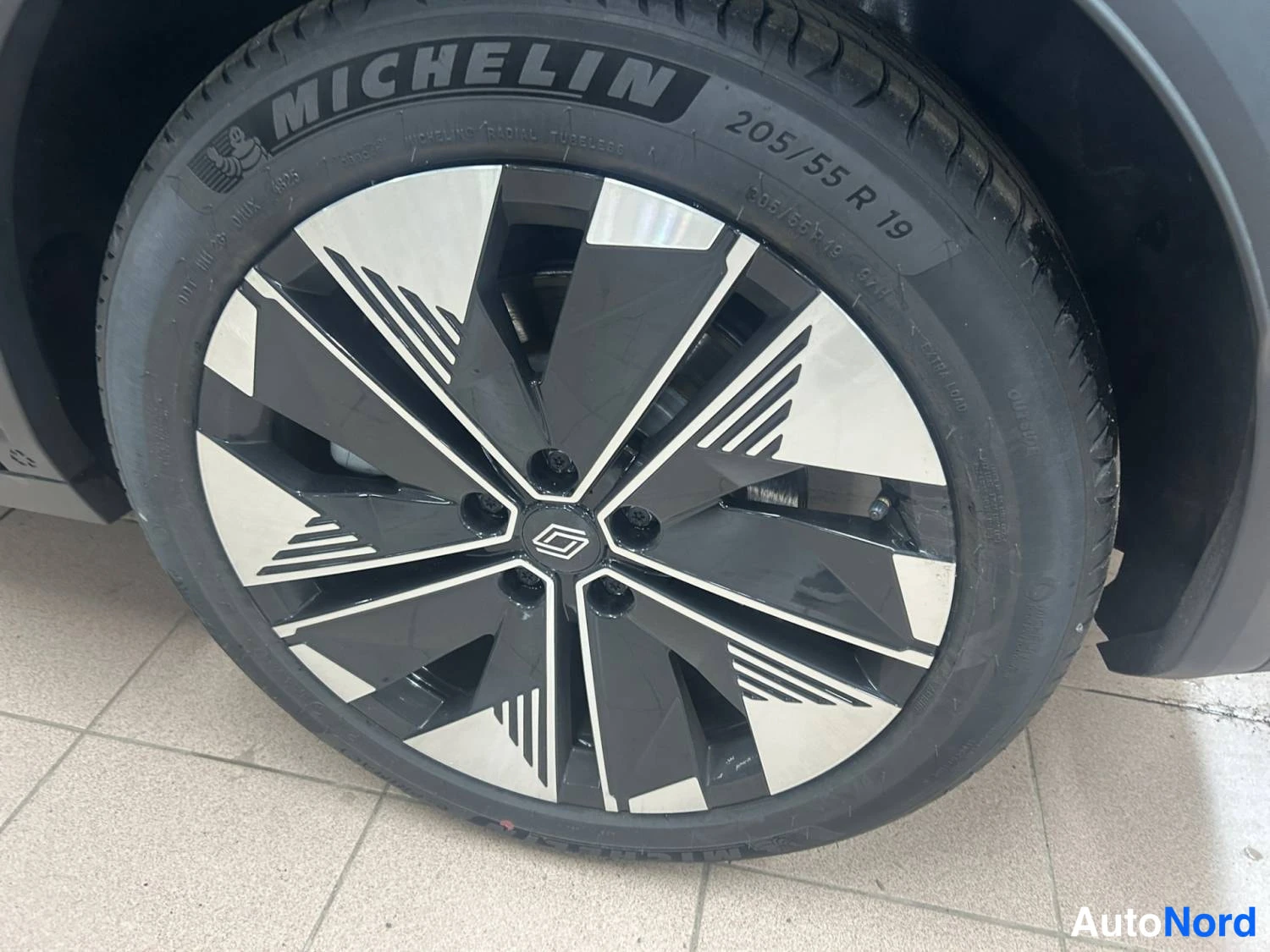 Harmaa Renault Scenic E-Tech electric 2026, yksityiskohta, kuva 15