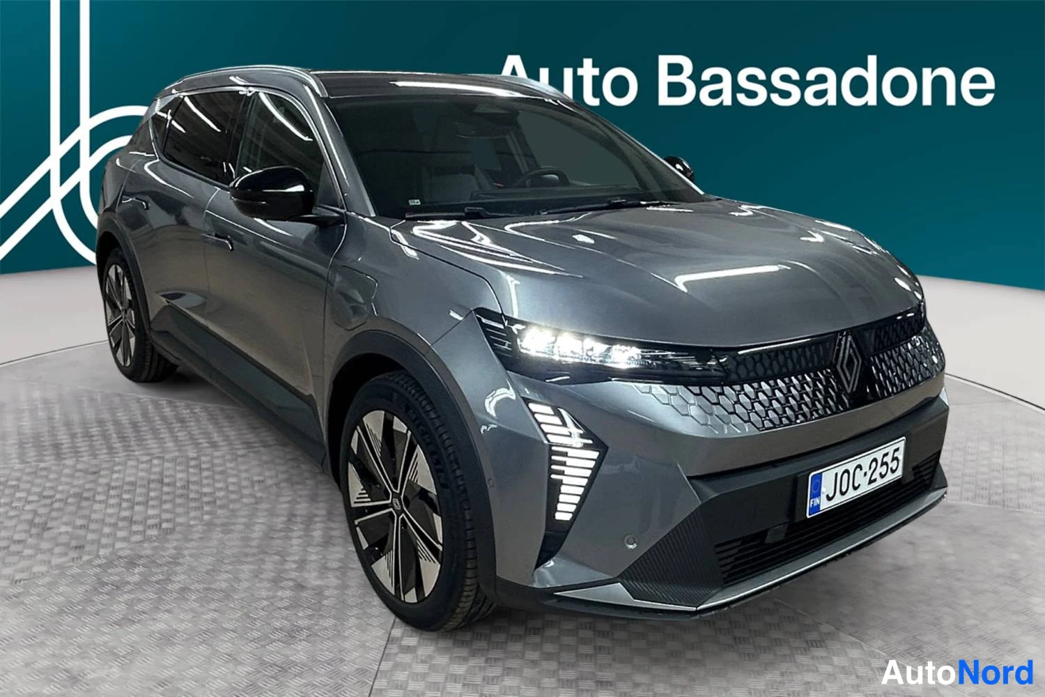 Harmaa Renault Scenic E-Tech electric 2026, etuviisto, keula oikealle, kuva 2