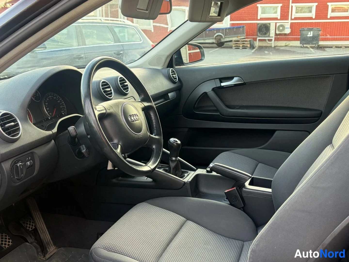 Harmaa Audi A3 2004, ohjaamo, kuva 5