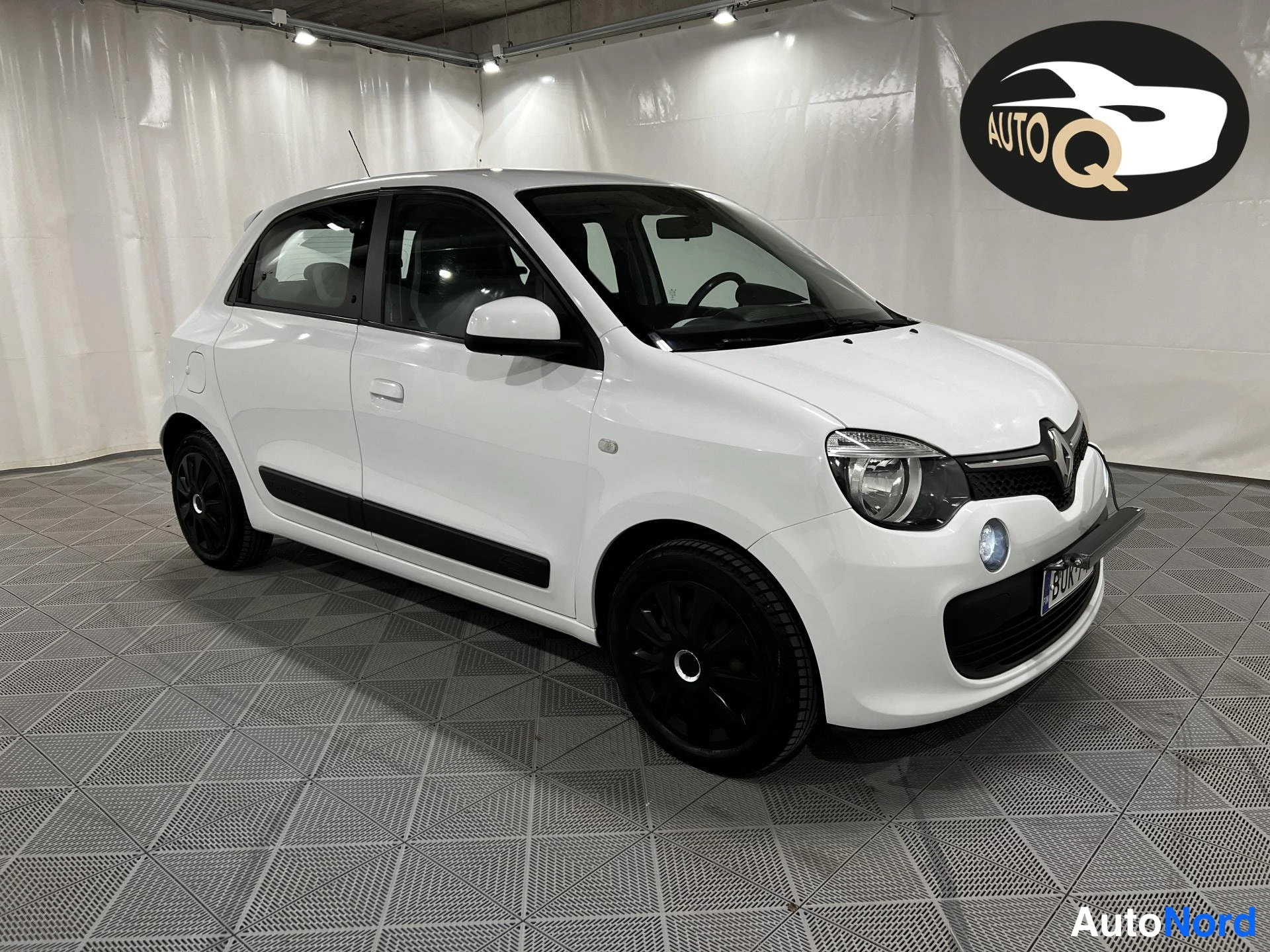 Valkoinen Renault Twingo 2015, etuviisto, keula oikealle, kuva 2