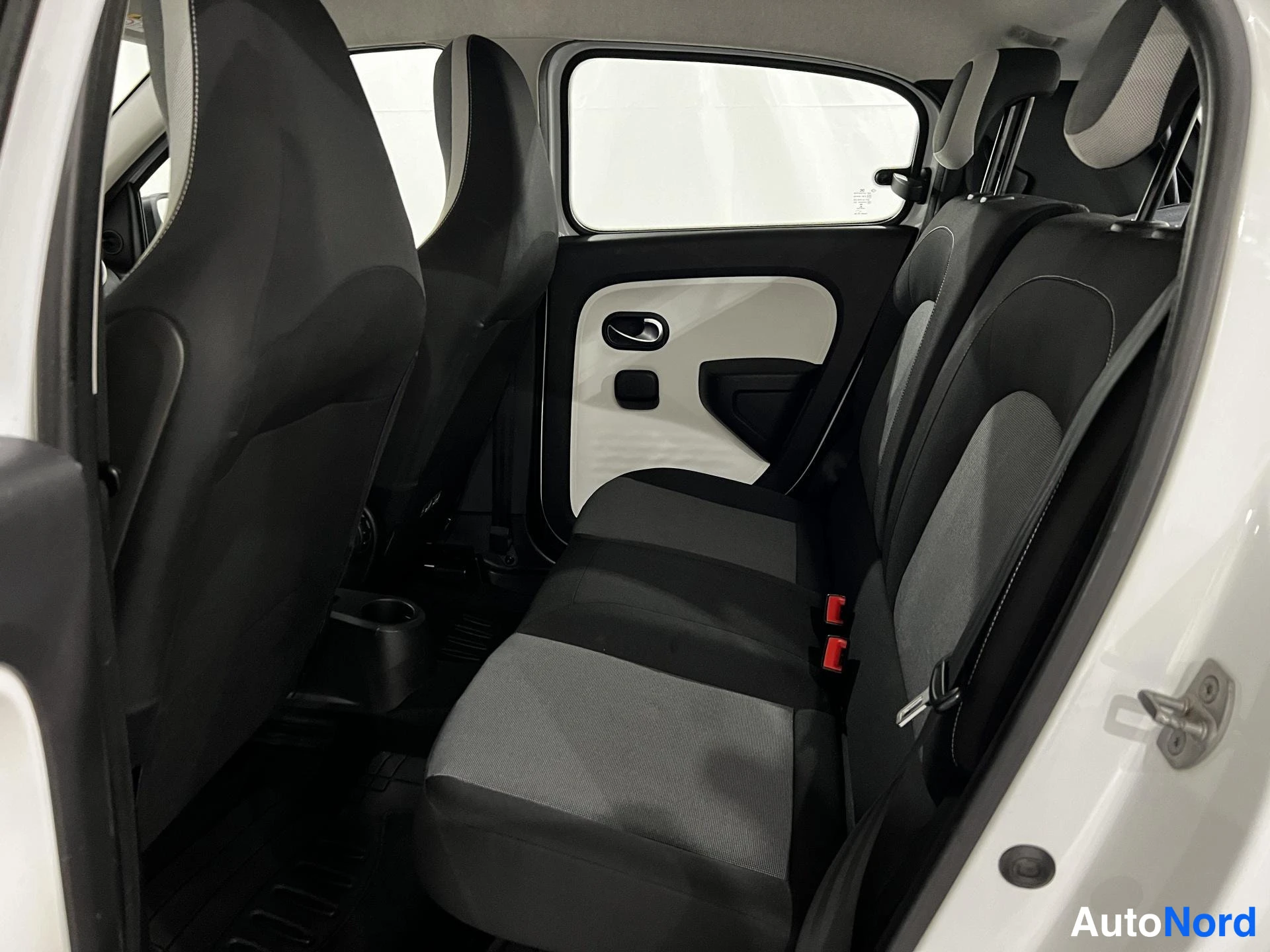 Valkoinen Renault Twingo 2015, takaistuimet, kuva 12