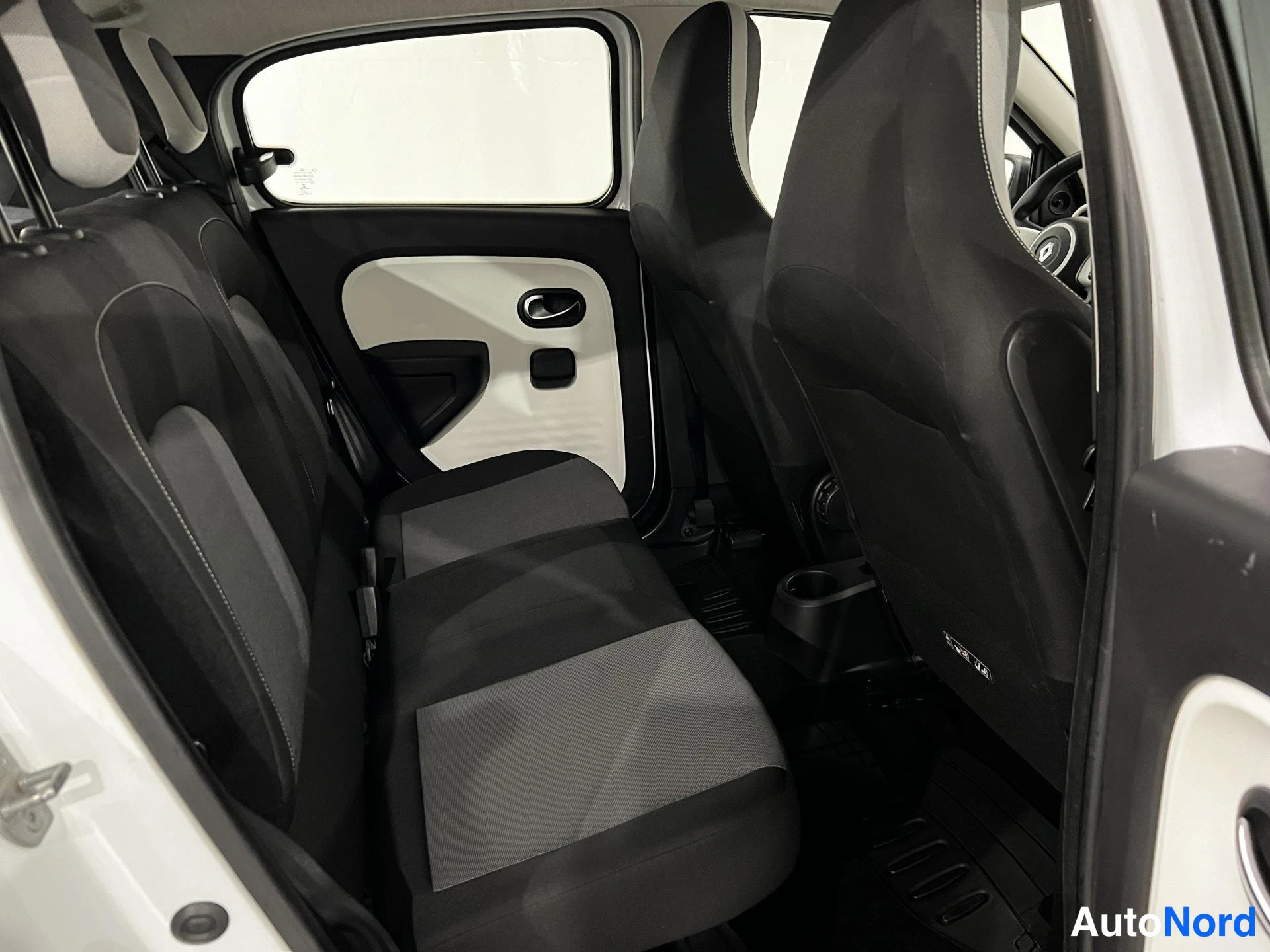 Valkoinen Renault Twingo 2015, takaistuimet, kuva 13