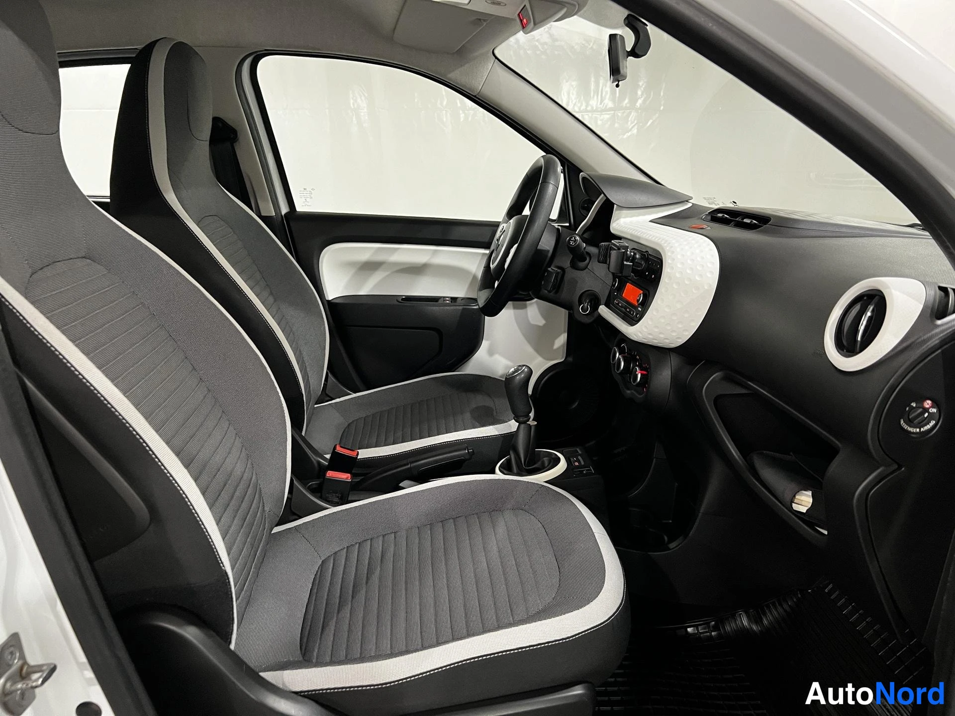 Valkoinen Renault Twingo 2015, ohjaamo, kuva 8