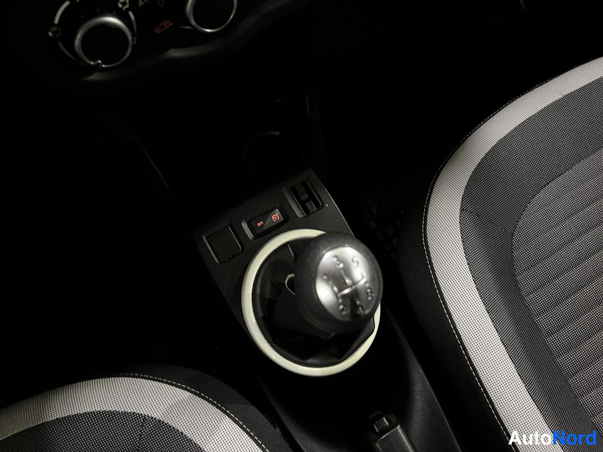 Valkoinen Renault Twingo 2015, yksityiskohta, kuva 17