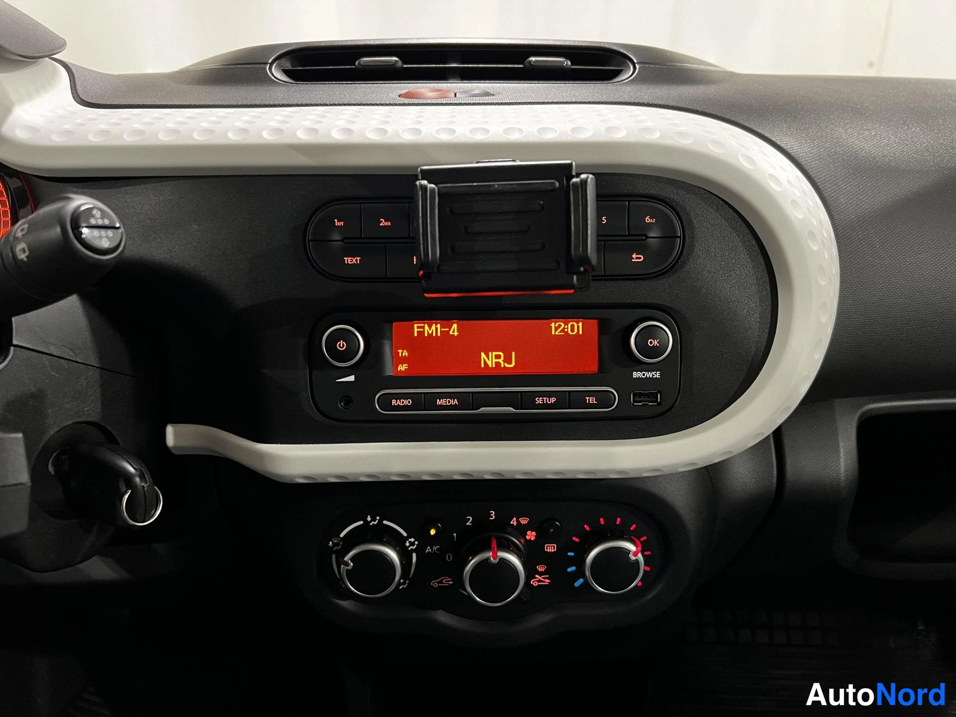 Valkoinen Renault Twingo 2015, yksityiskohta, kuva 15