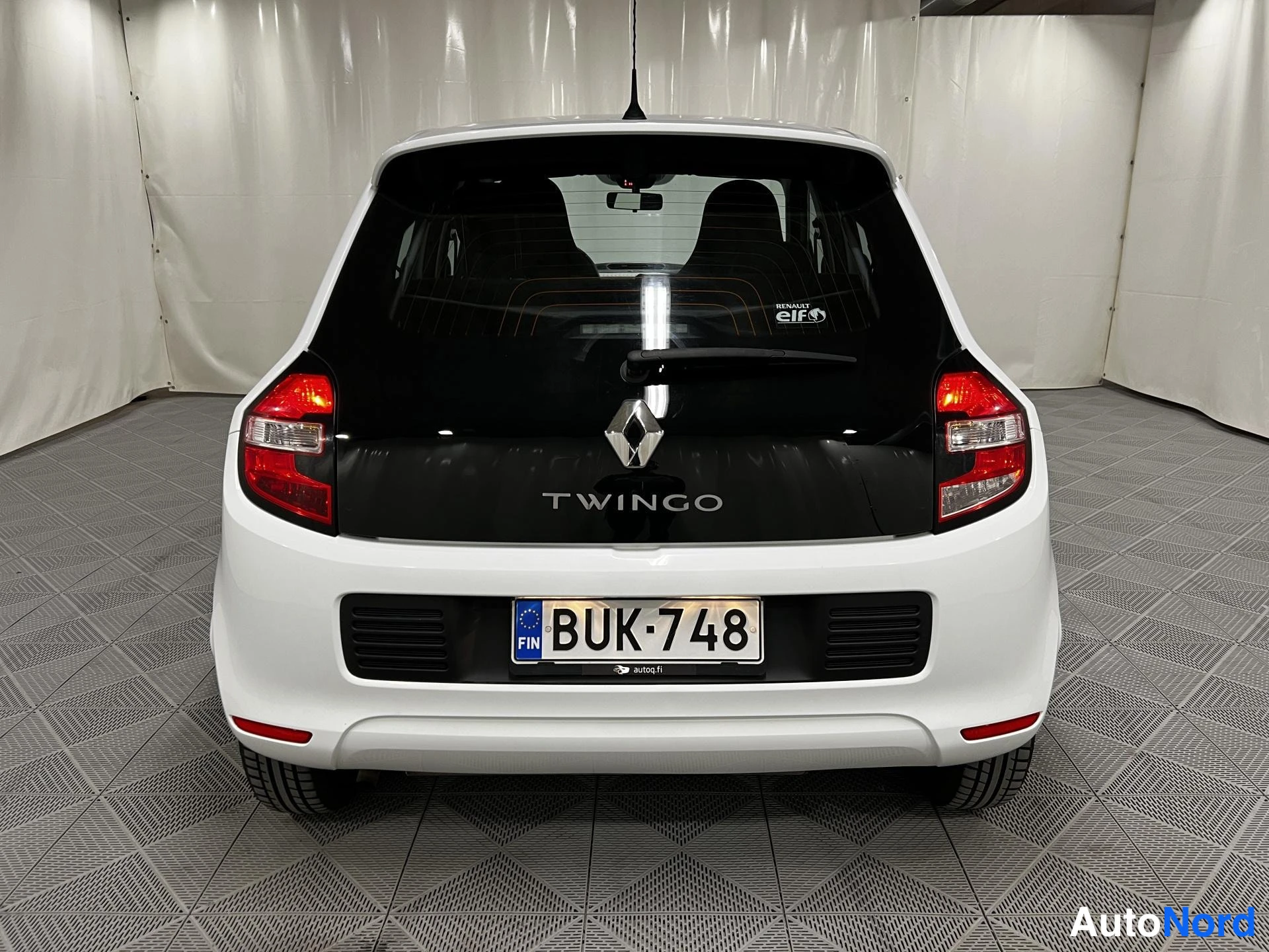 Valkoinen Renault Twingo 2015, takaa, kuva 6