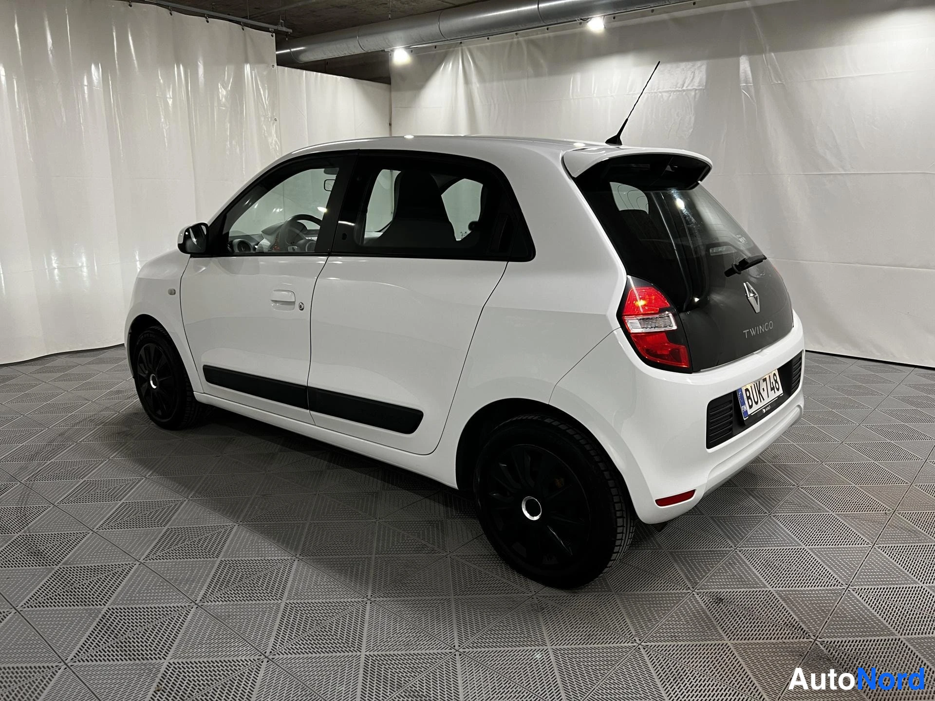 Valkoinen Renault Twingo 2015, takaviisto, kuva 5