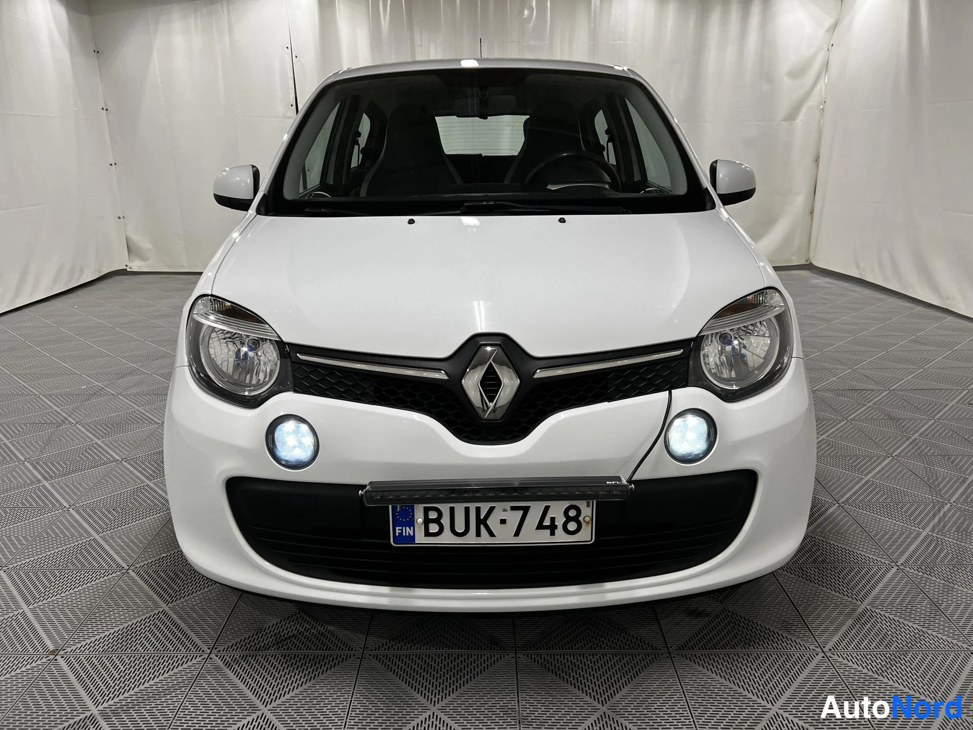 Valkoinen Renault Twingo 2015, edestä, kuva 3