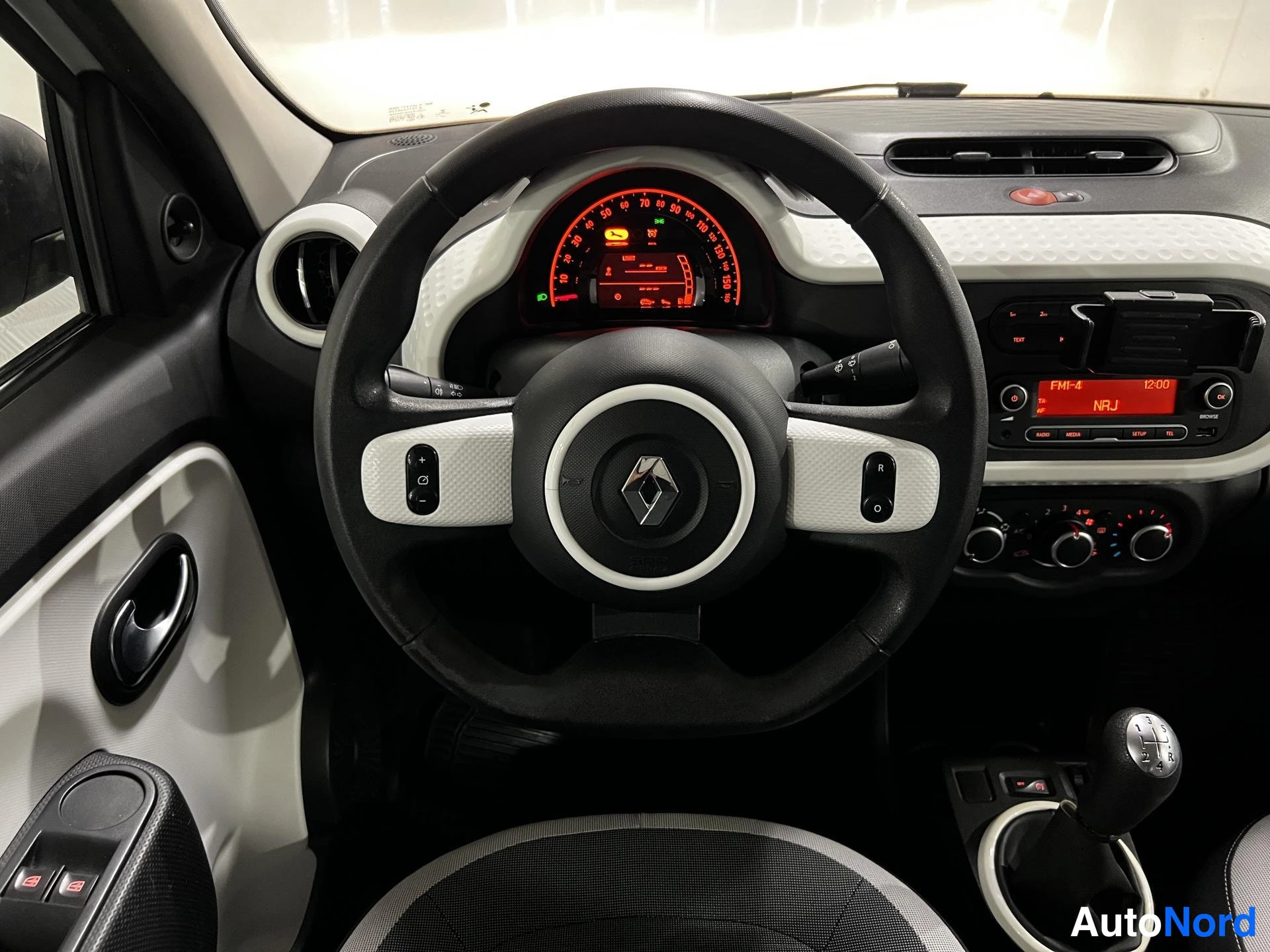 Valkoinen Renault Twingo 2015, ohjaamo, kuva 7