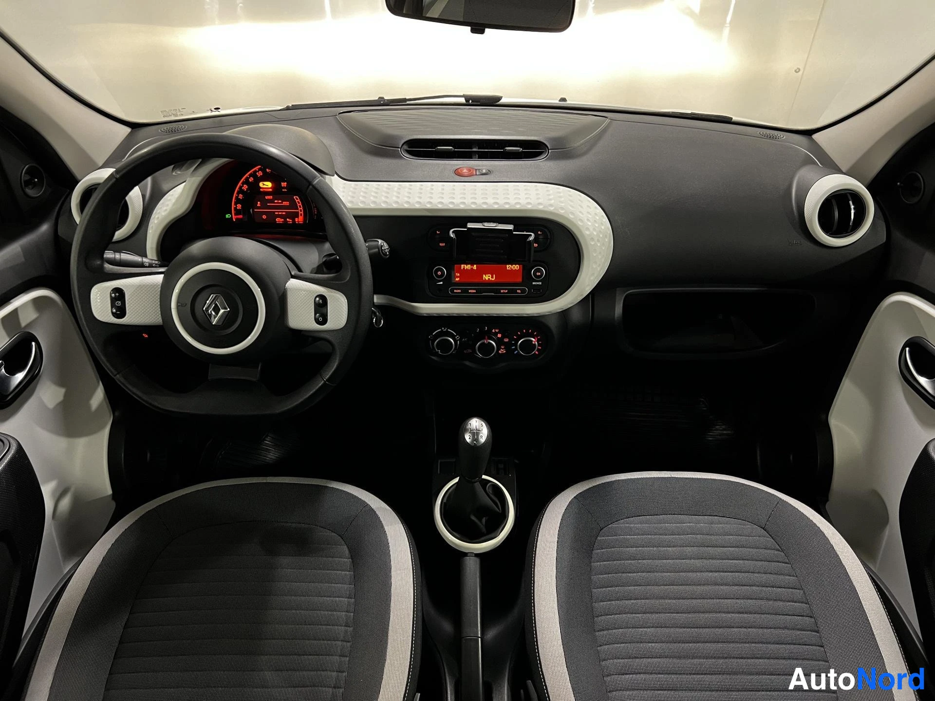 Valkoinen Renault Twingo 2015, etuistuimet, kuva 10