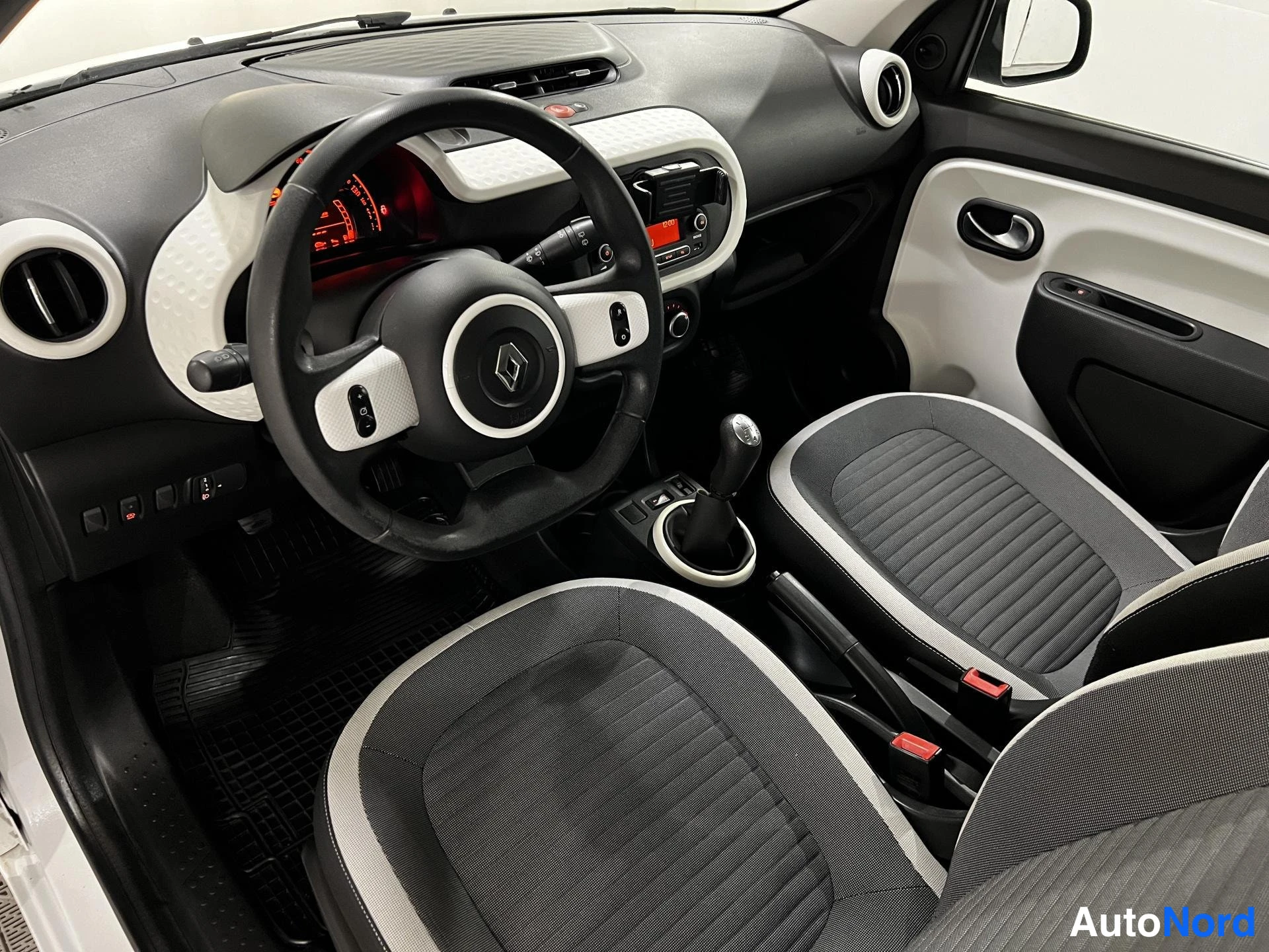 Valkoinen Renault Twingo 2015, ohjaamo, kuva 9