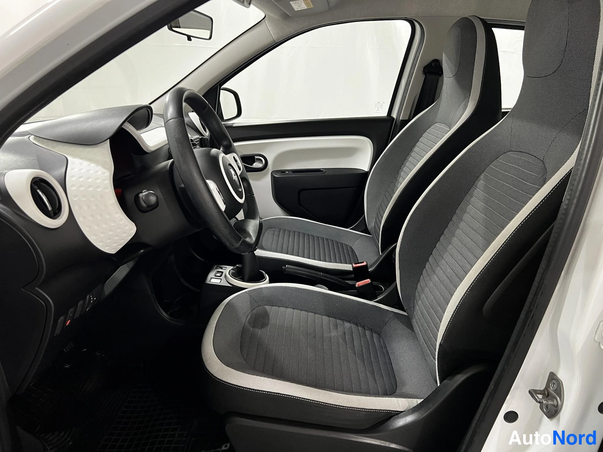 Valkoinen Renault Twingo 2015, etuistuimet, kuva 11