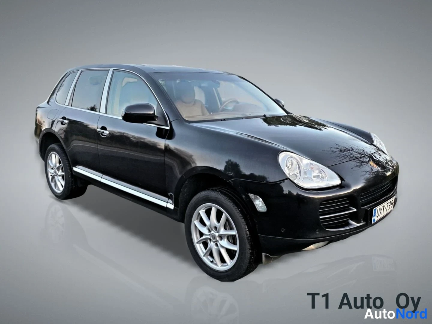 Musta Porsche Cayenne 2005, etuviisto, keula oikealle, kuva 4