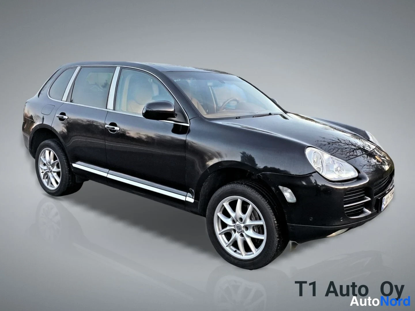 Musta Porsche Cayenne 2005, etuviisto, keula oikealle, kuva 2