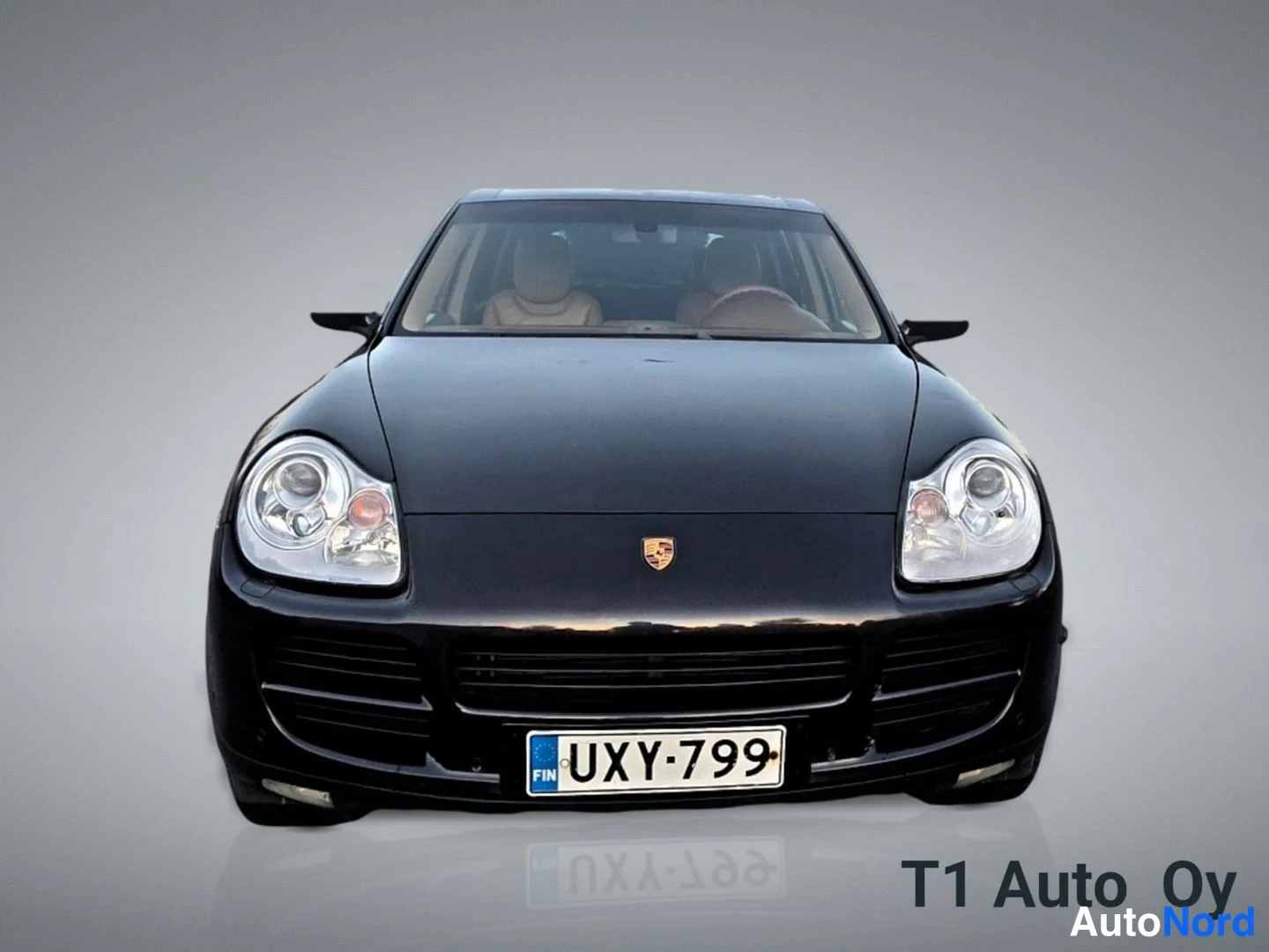Musta Porsche Cayenne 2005, edestä, kuva 5