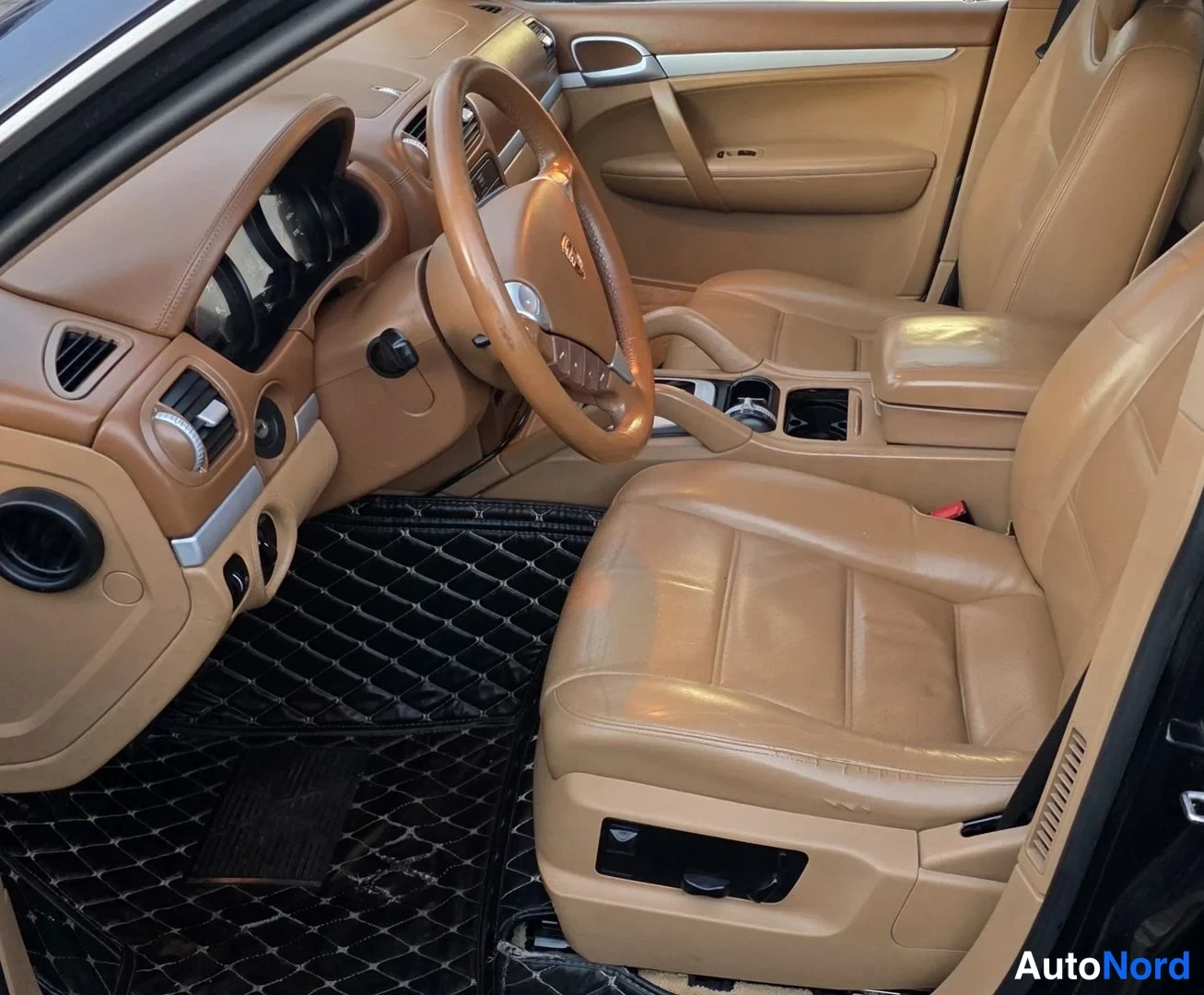 Musta Porsche Cayenne 2005, ohjaamo, kuva 12
