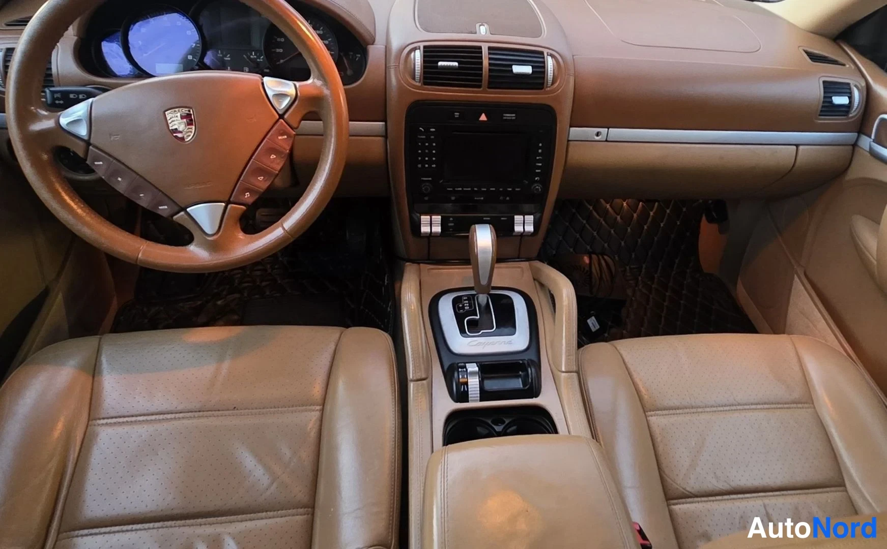 Musta Porsche Cayenne 2005, ohjaamo, kuva 13