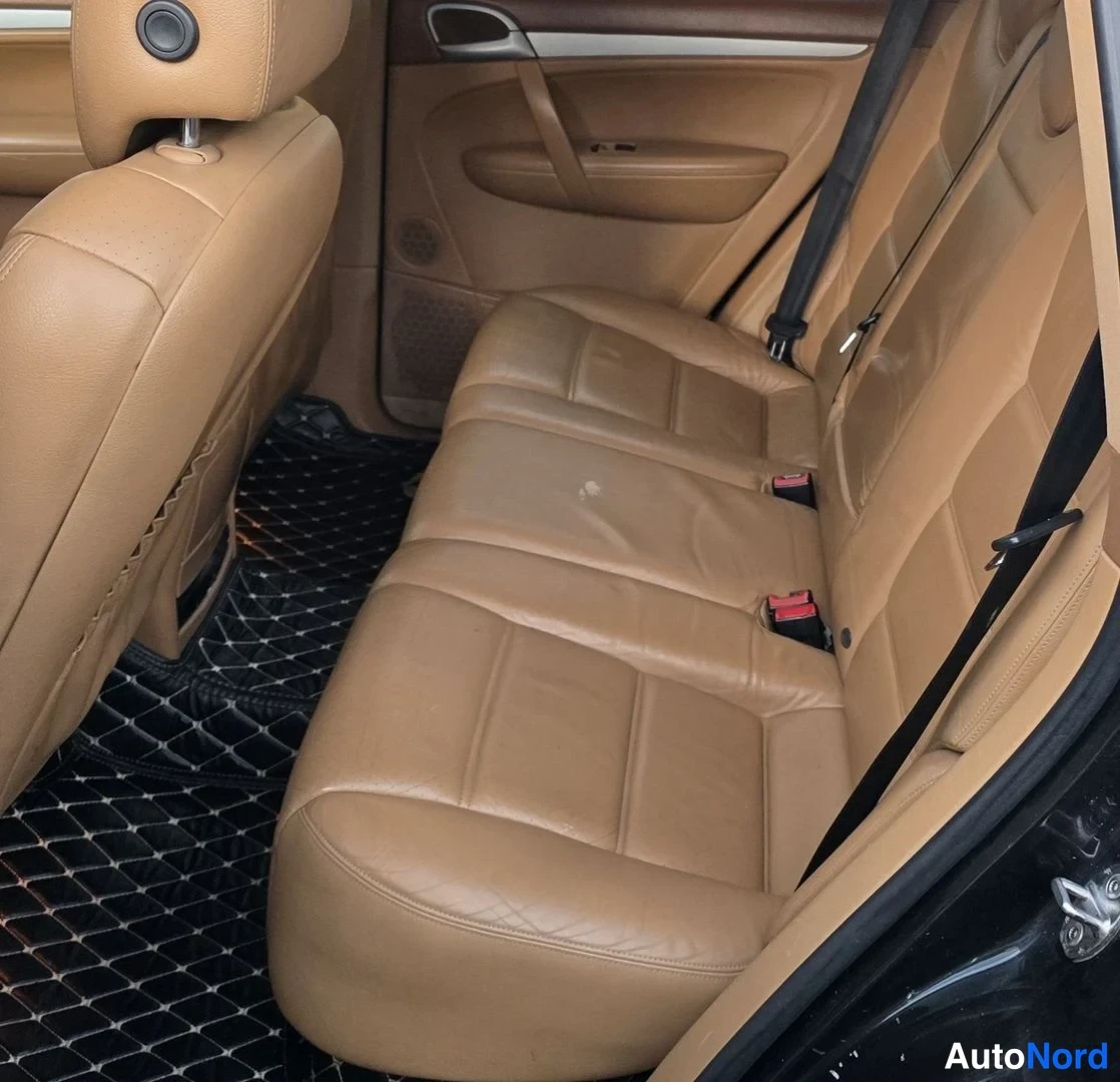 Musta Porsche Cayenne 2005, takaistuimet, kuva 15