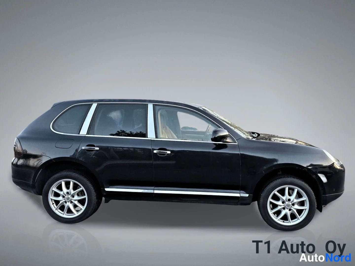 Musta Porsche Cayenne 2005, sivulta, kuva 6