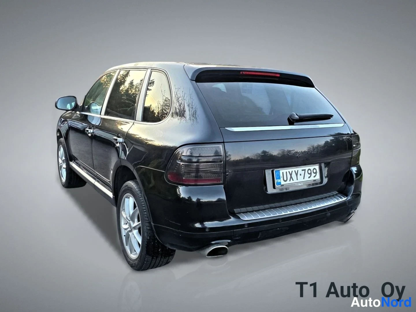Musta Porsche Cayenne 2005, takaviisto, kuva 10