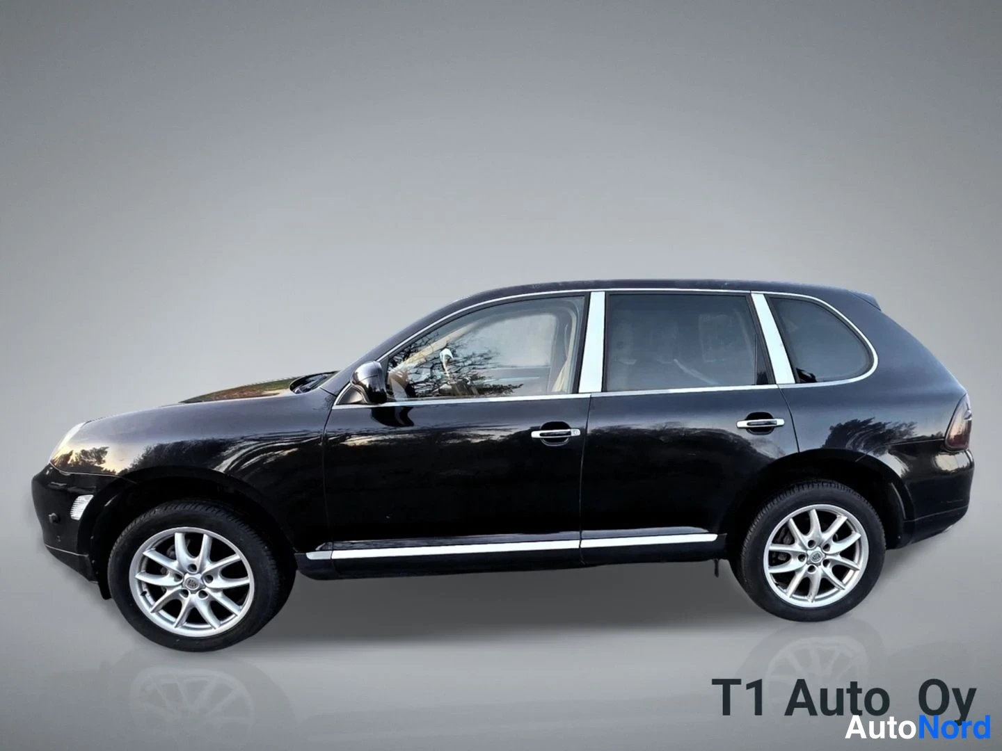 Musta Porsche Cayenne 2005, sivulta, kuva 7